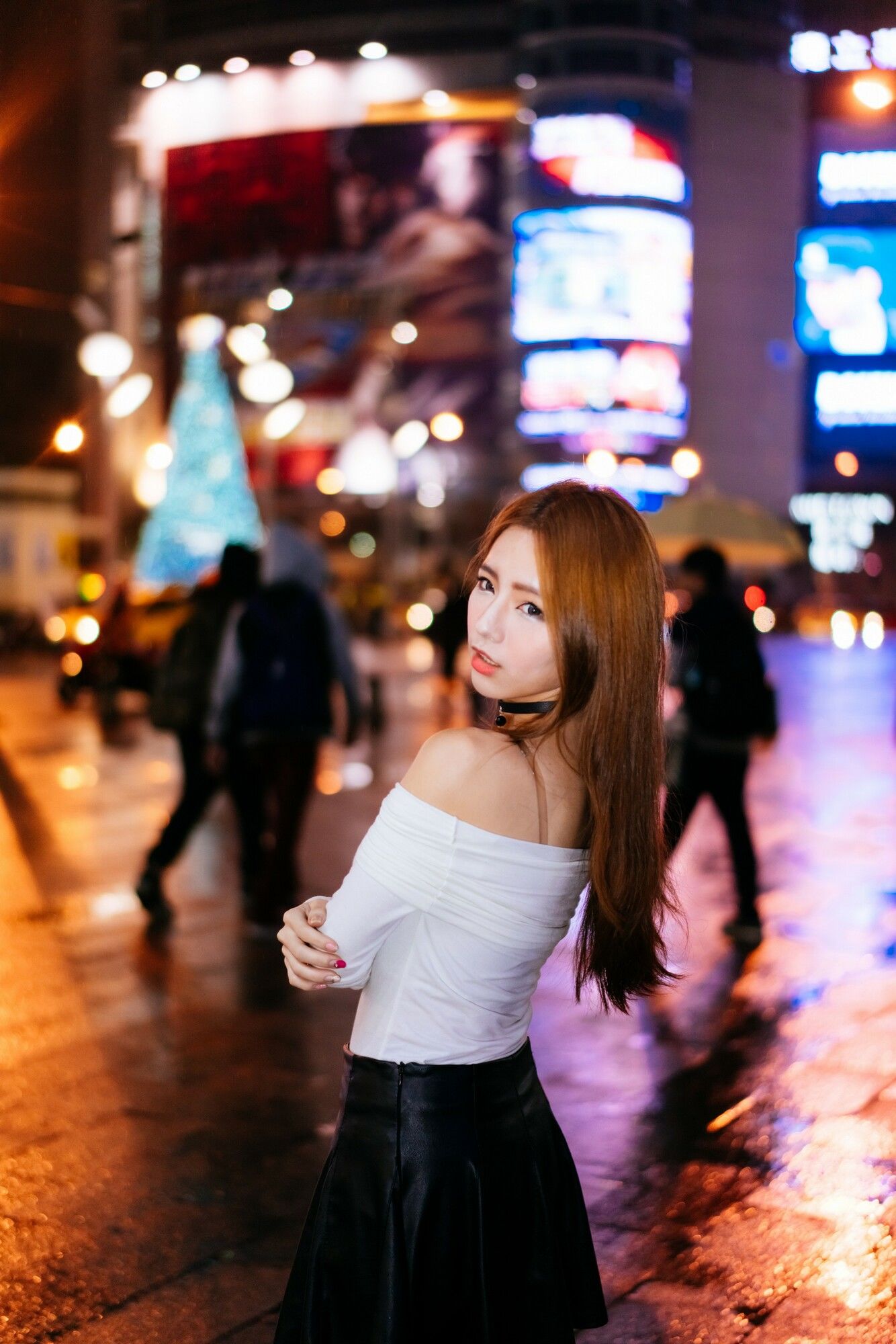 [台湾正妹] Dora周盈欣 街拍长靴黑丝皮裙