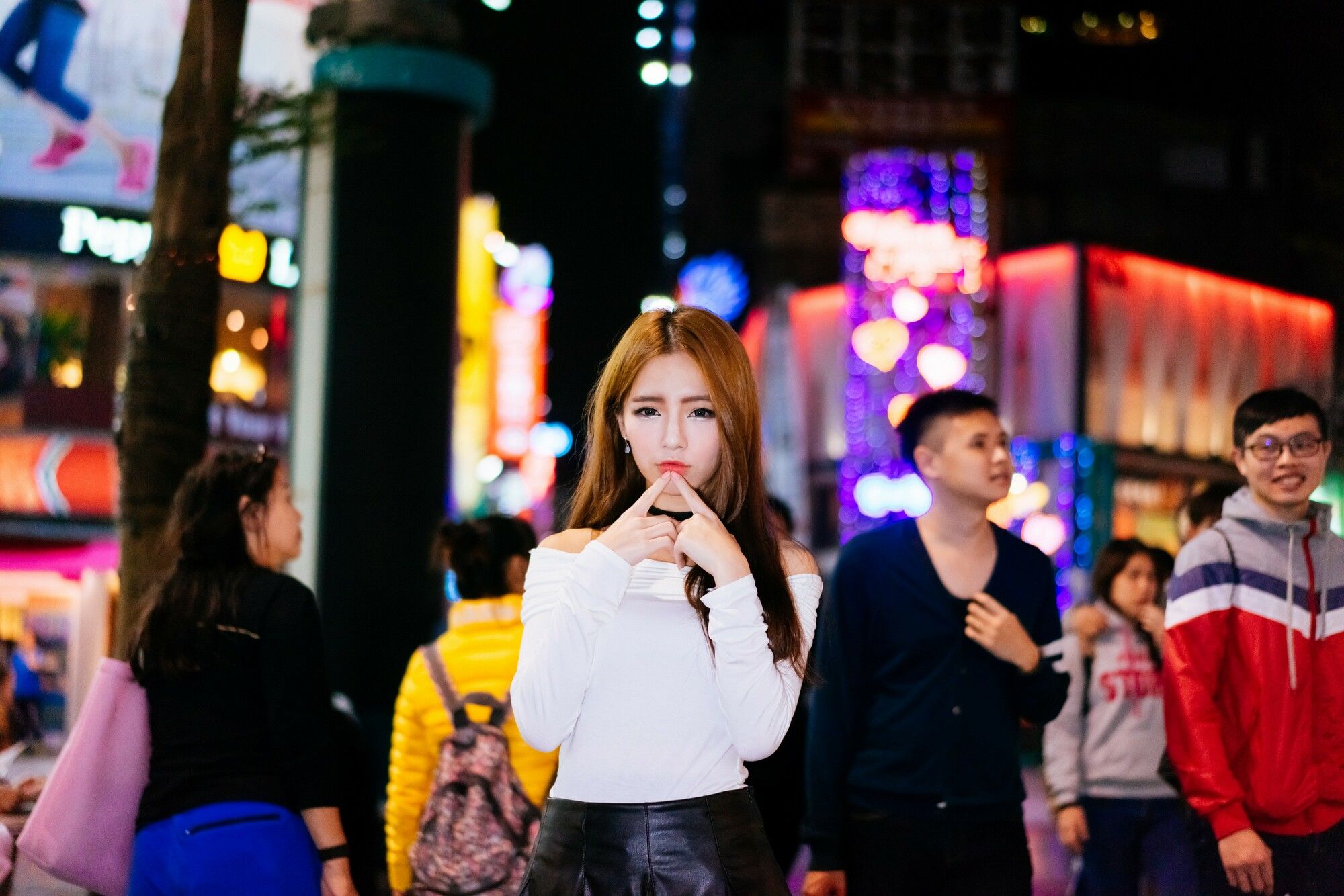 [台湾正妹] Dora周盈欣 街拍长靴黑丝皮裙
