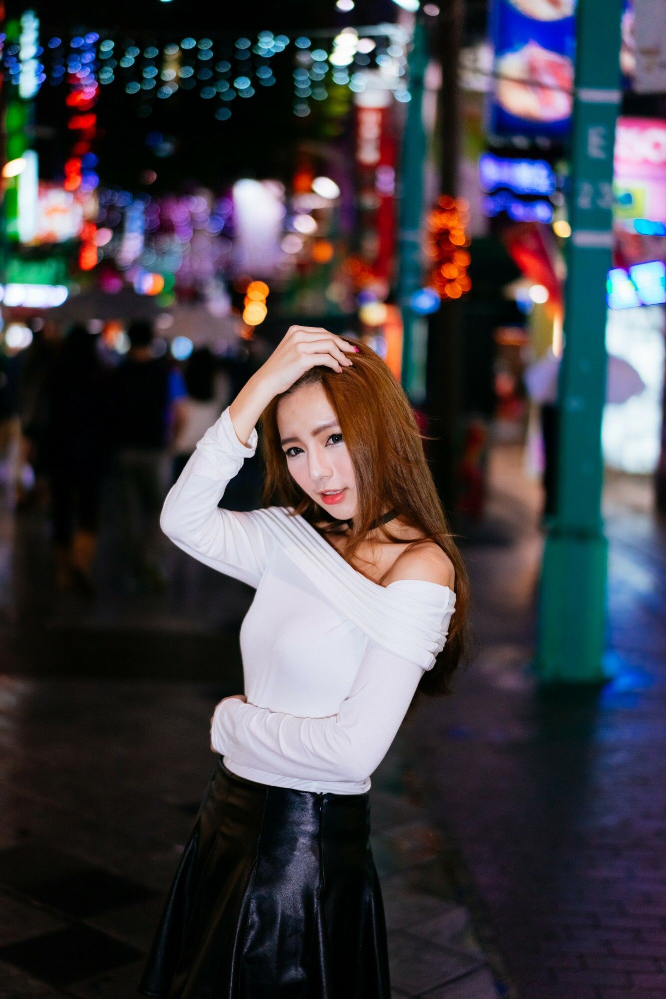 [台湾正妹] Dora周盈欣 街拍长靴黑丝皮裙