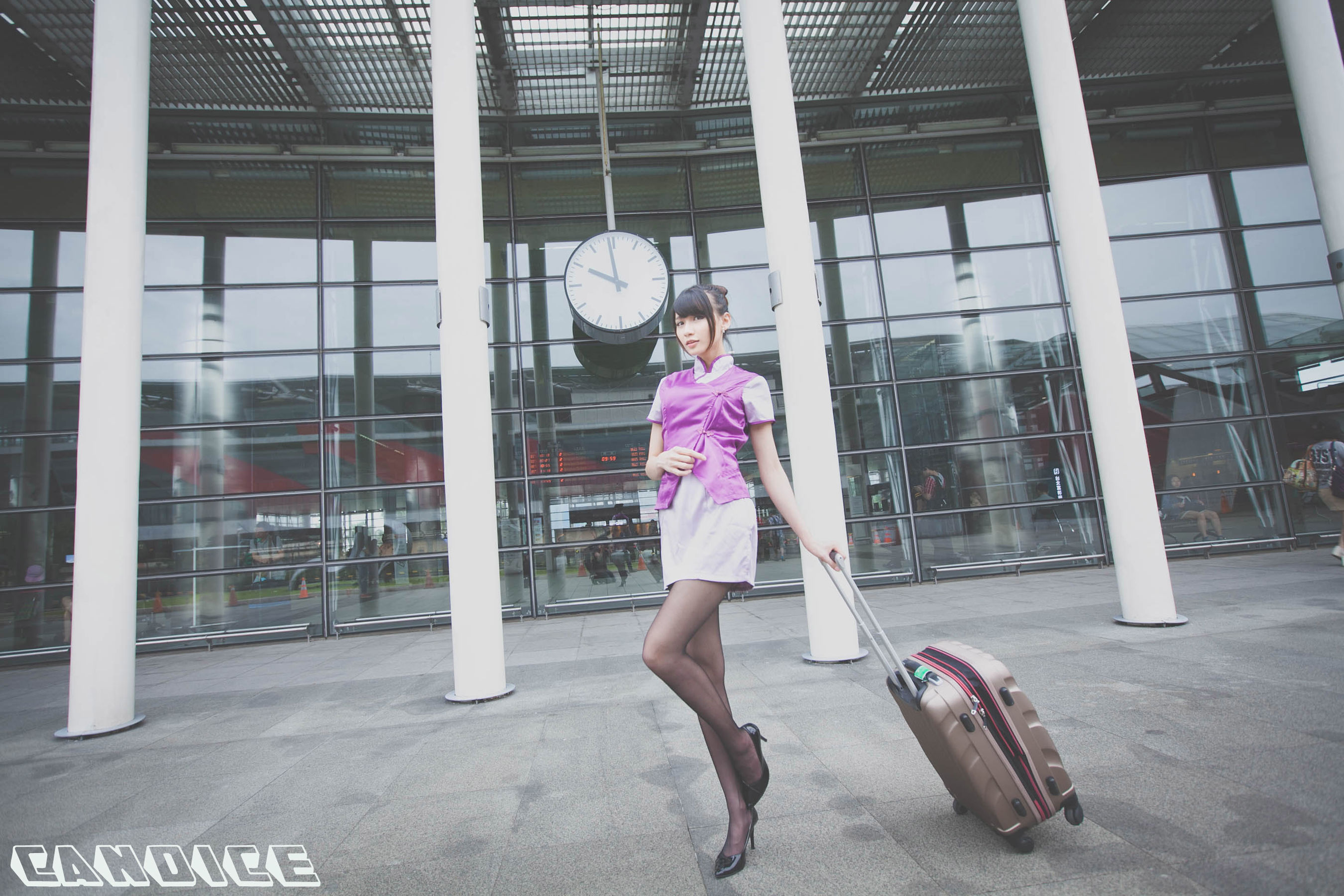 [台湾正妹] 蔡译心Candice《空姐黑丝街拍》