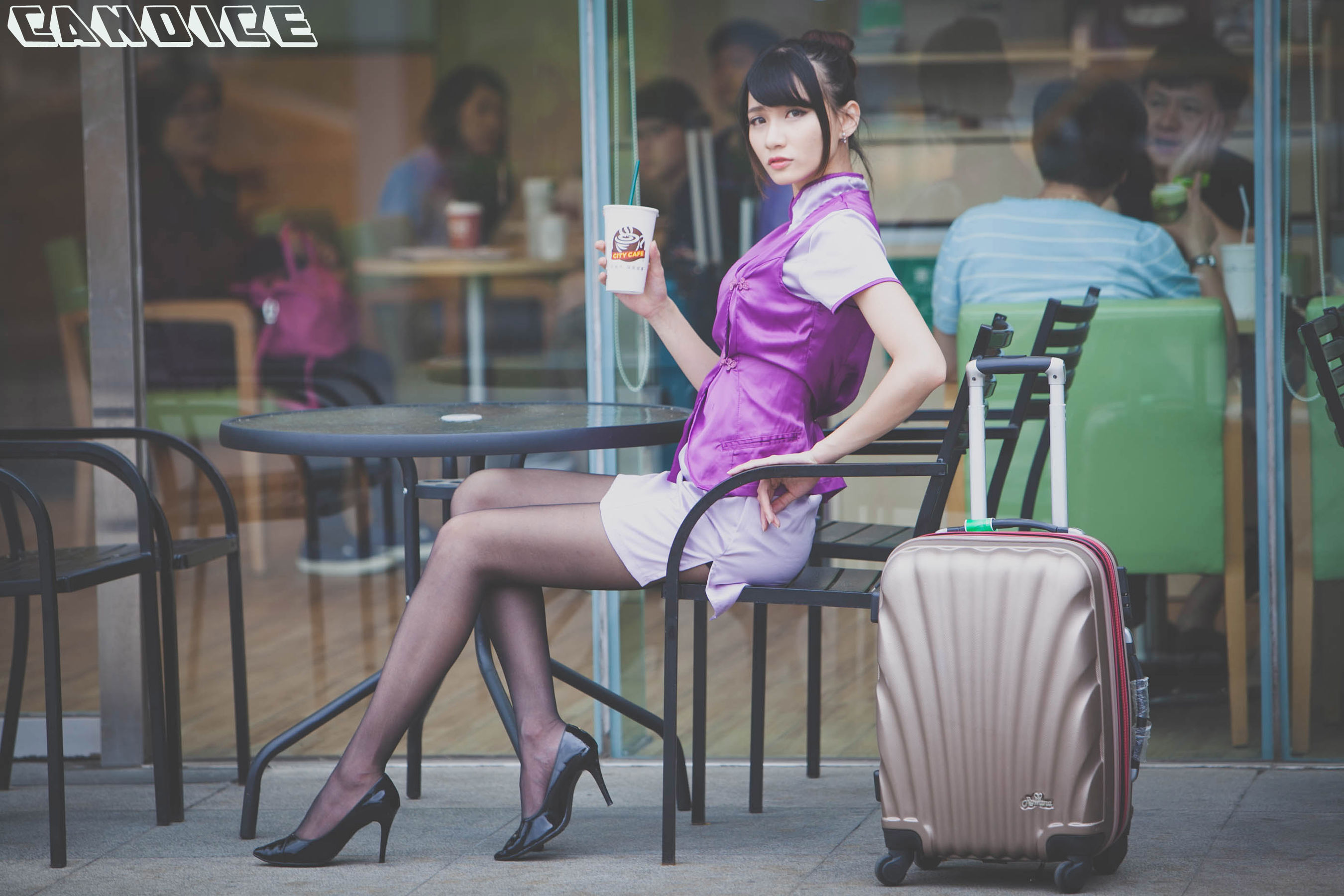 [台湾正妹] 蔡译心Candice《空姐黑丝街拍》