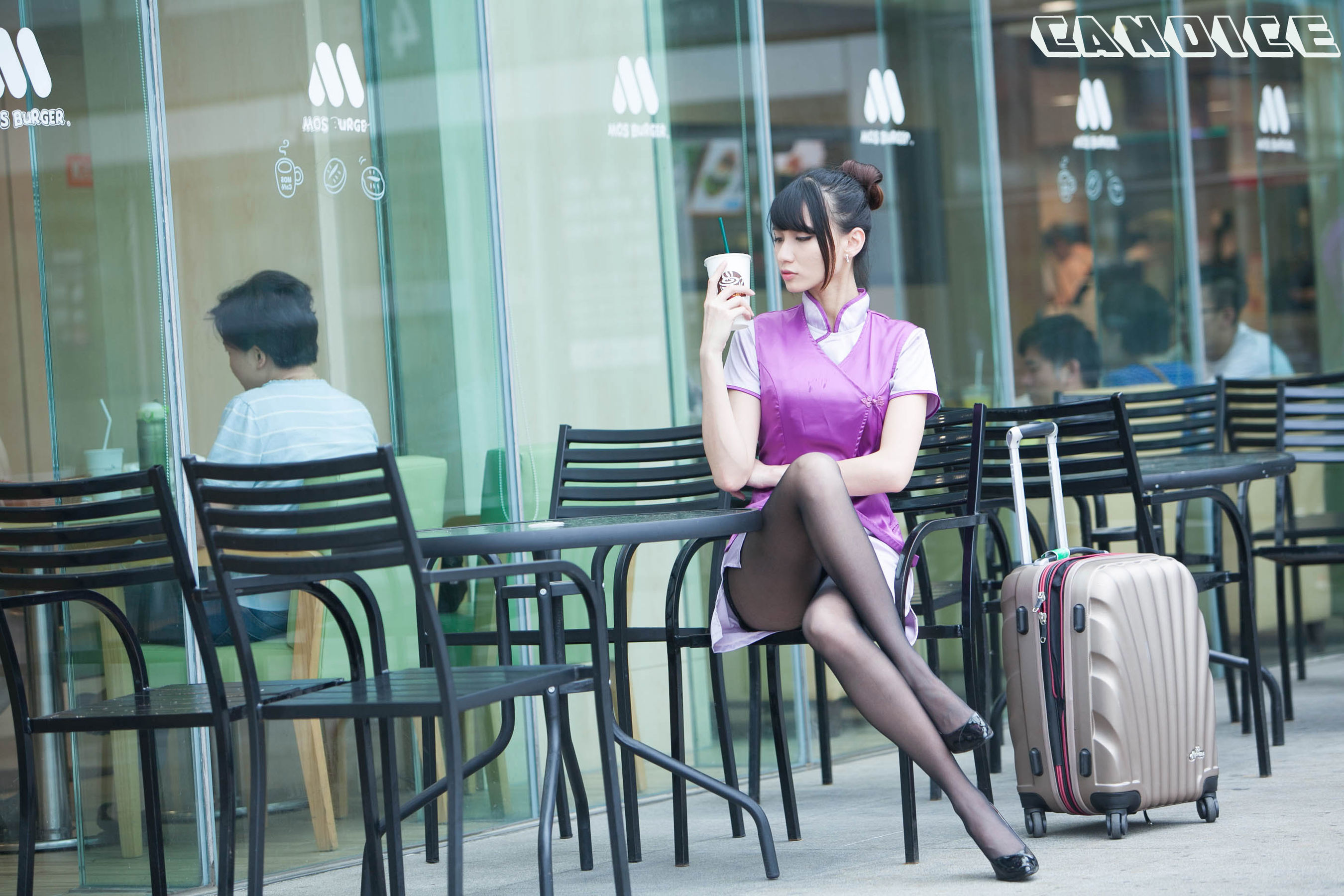 [台湾正妹] 蔡译心Candice《空姐黑丝街拍》