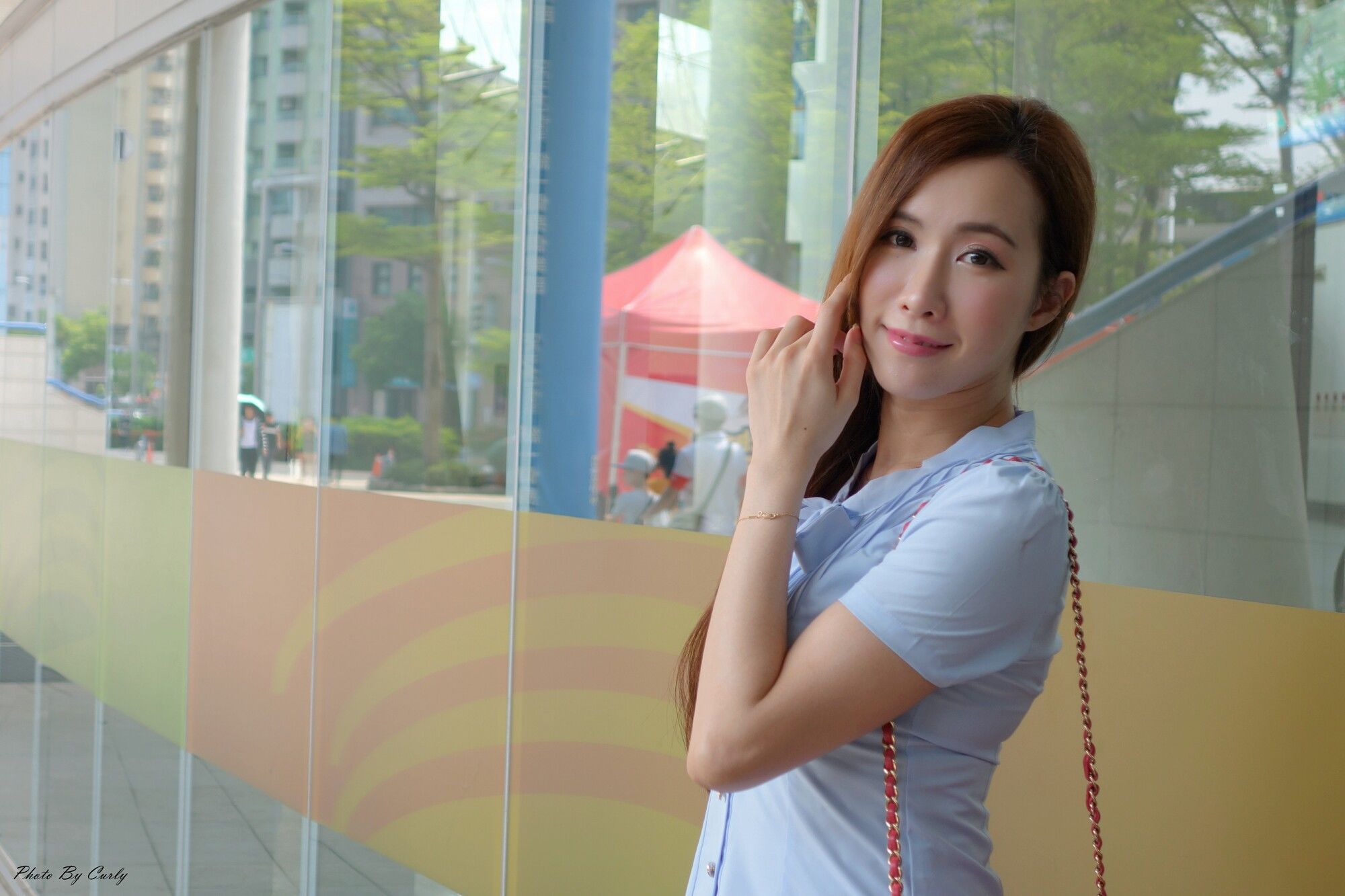 [台湾正妹] Dora妍希《OL黑丝~高雄巨蛋》