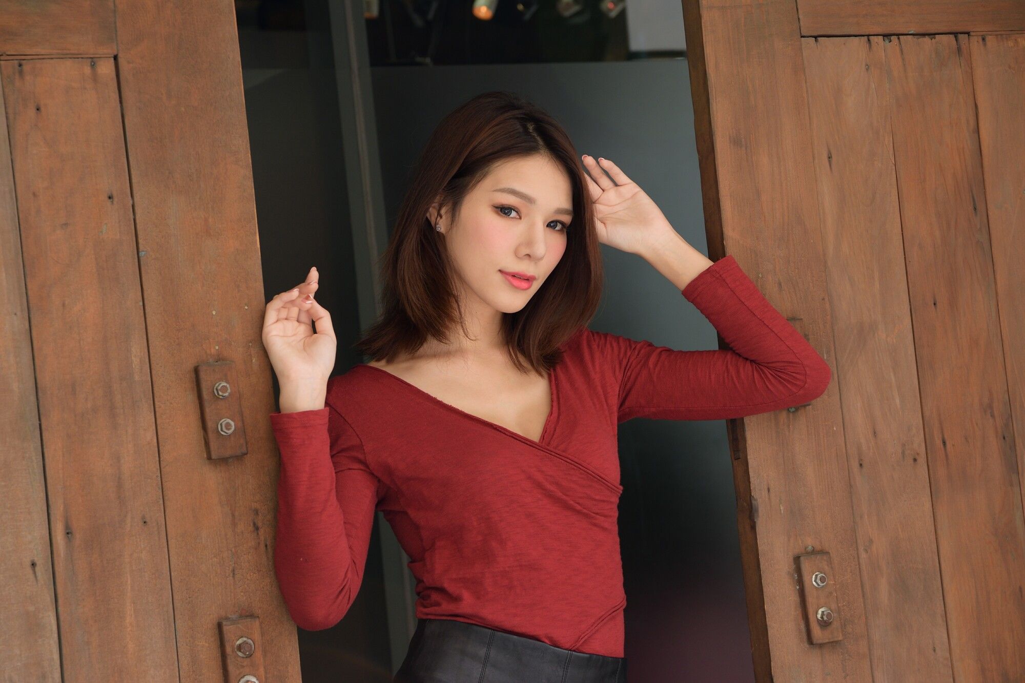 [台湾网红美女] Kate - 外拍超短皮裙系列