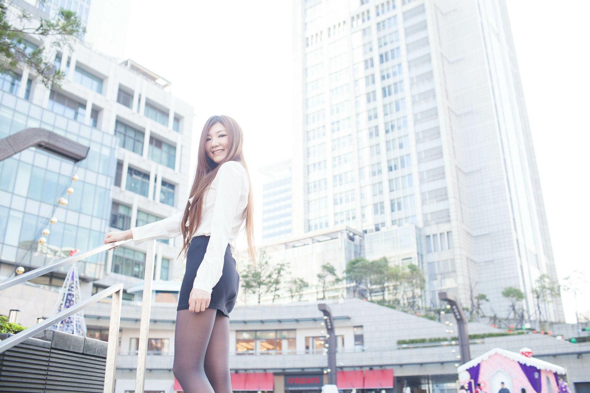 [台湾嫩模] Michelle小羽/谢馥羽《信義區街拍黑丝OL系列》
