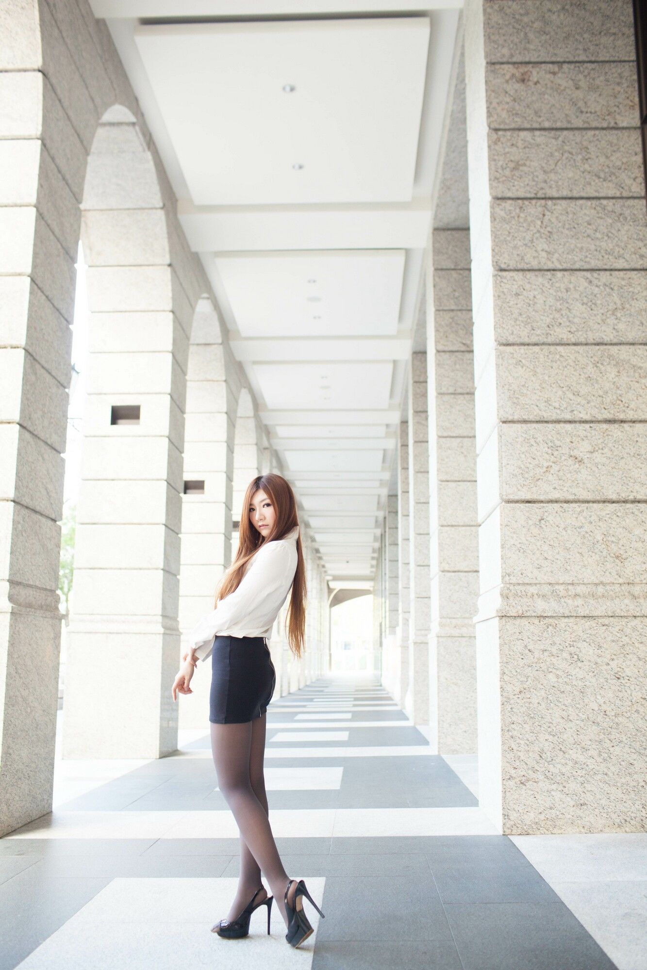 [台湾嫩模] Michelle小羽/谢馥羽《信義區街拍黑丝OL系列》
