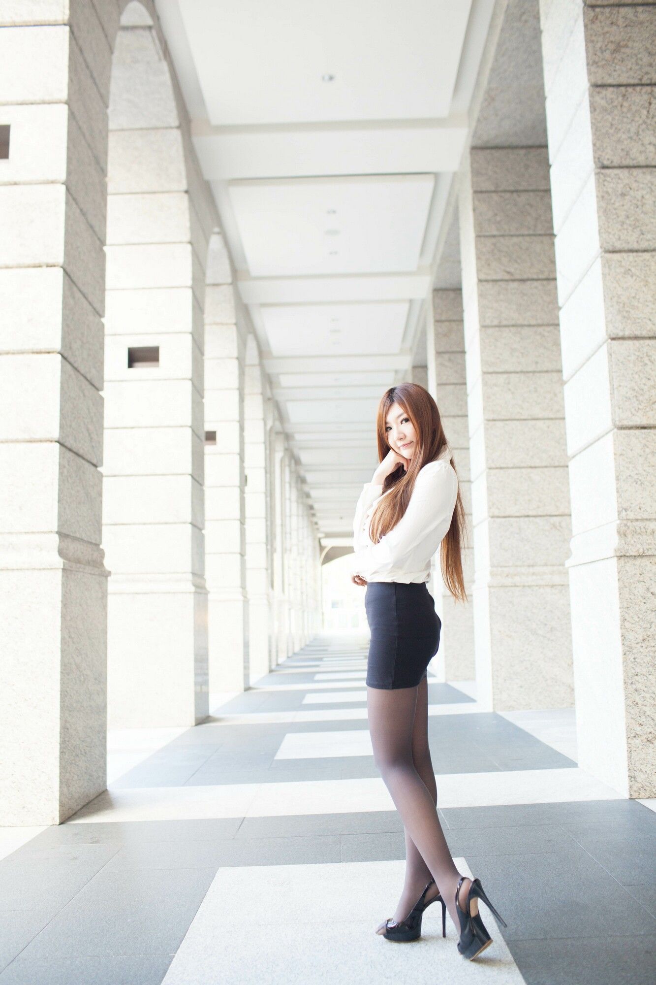 [台湾嫩模] Michelle小羽/谢馥羽《信義區街拍黑丝OL系列》