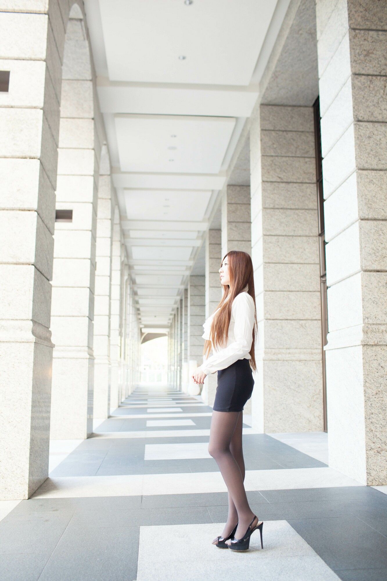 [台湾嫩模] Michelle小羽/谢馥羽《信義區街拍黑丝OL系列》