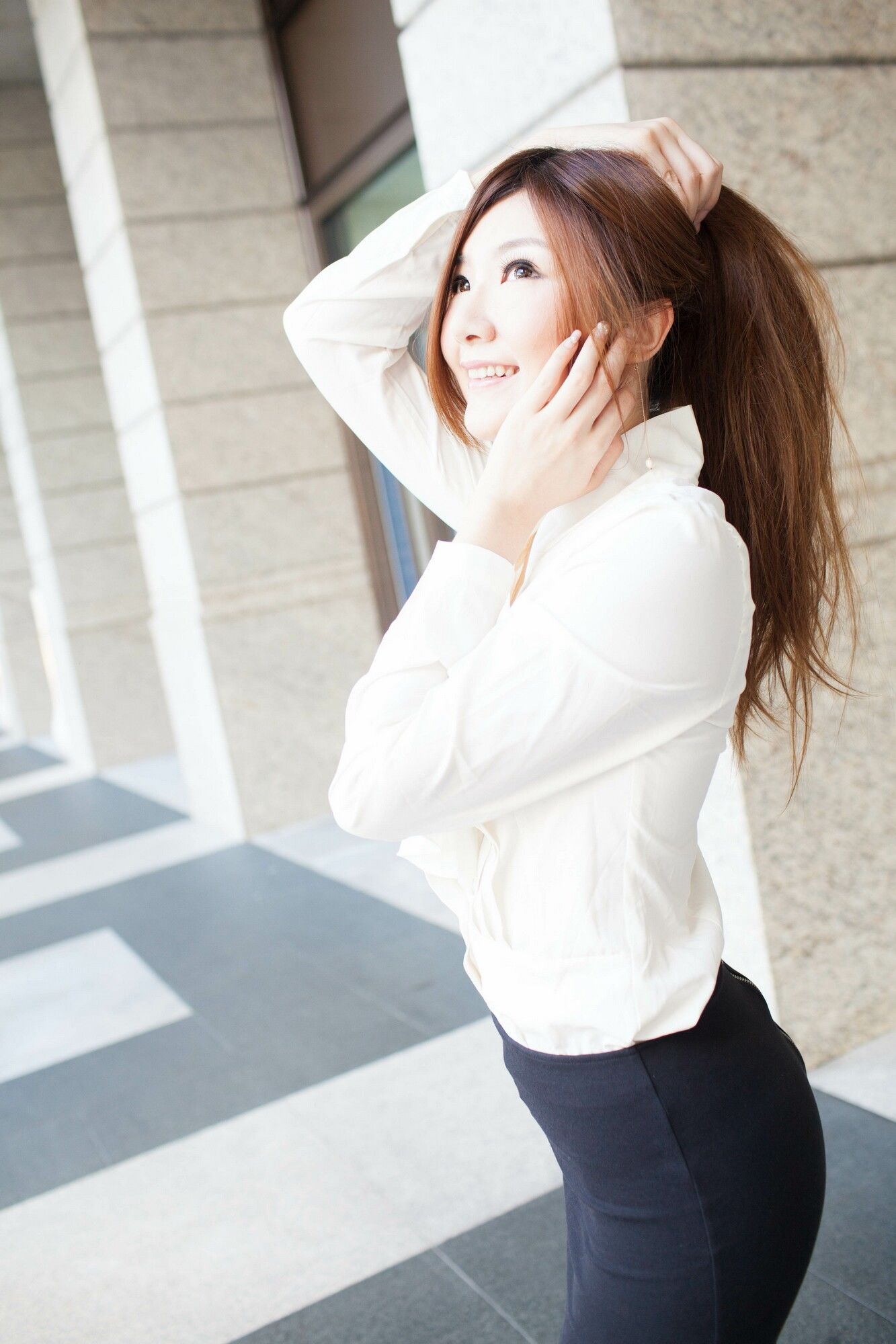 [台湾嫩模] Michelle小羽/谢馥羽《信義區街拍黑丝OL系列》