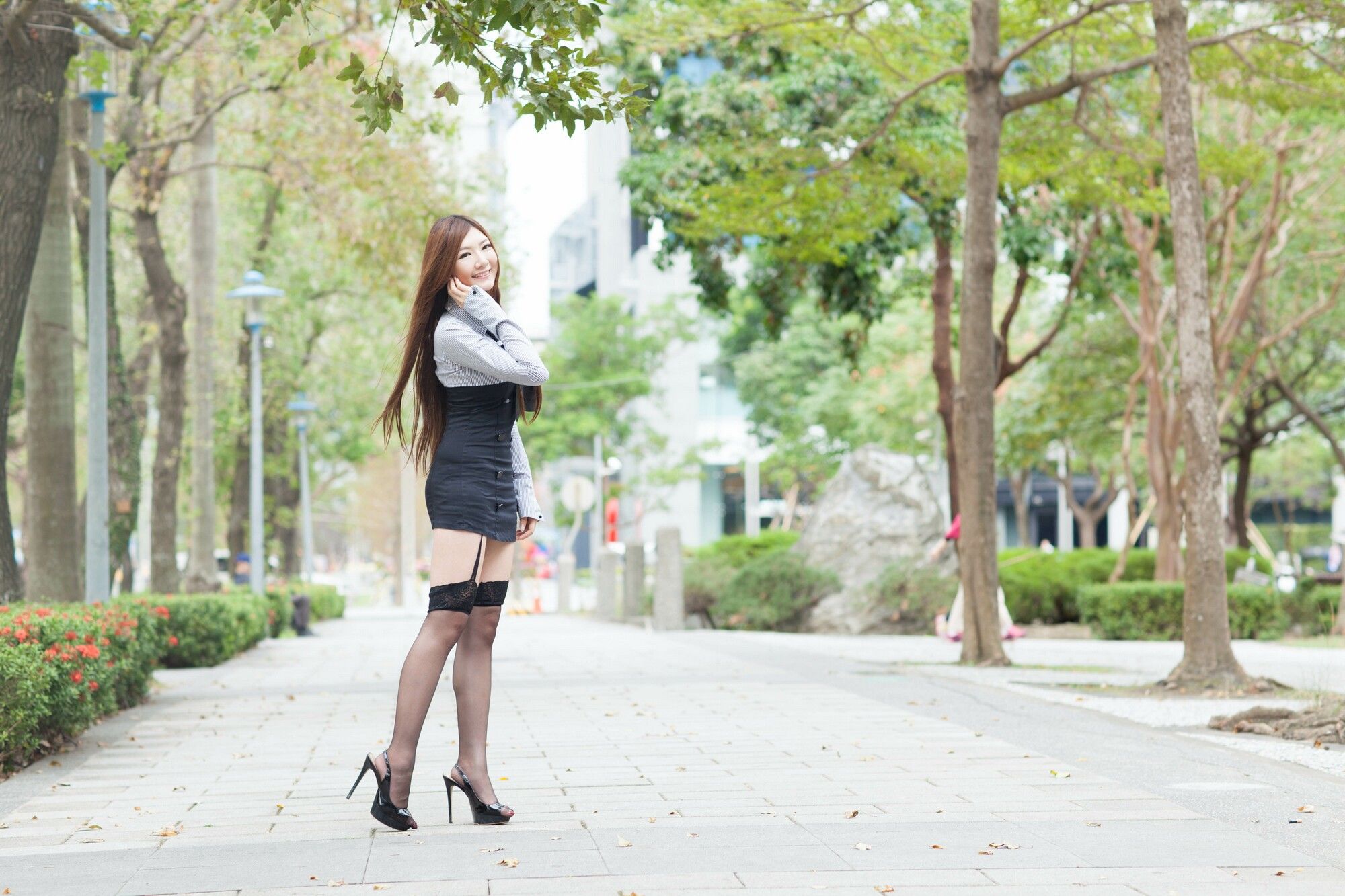 [台湾正妹] Michelle小羽/谢馥羽《信義區 短裙黑丝街拍》
