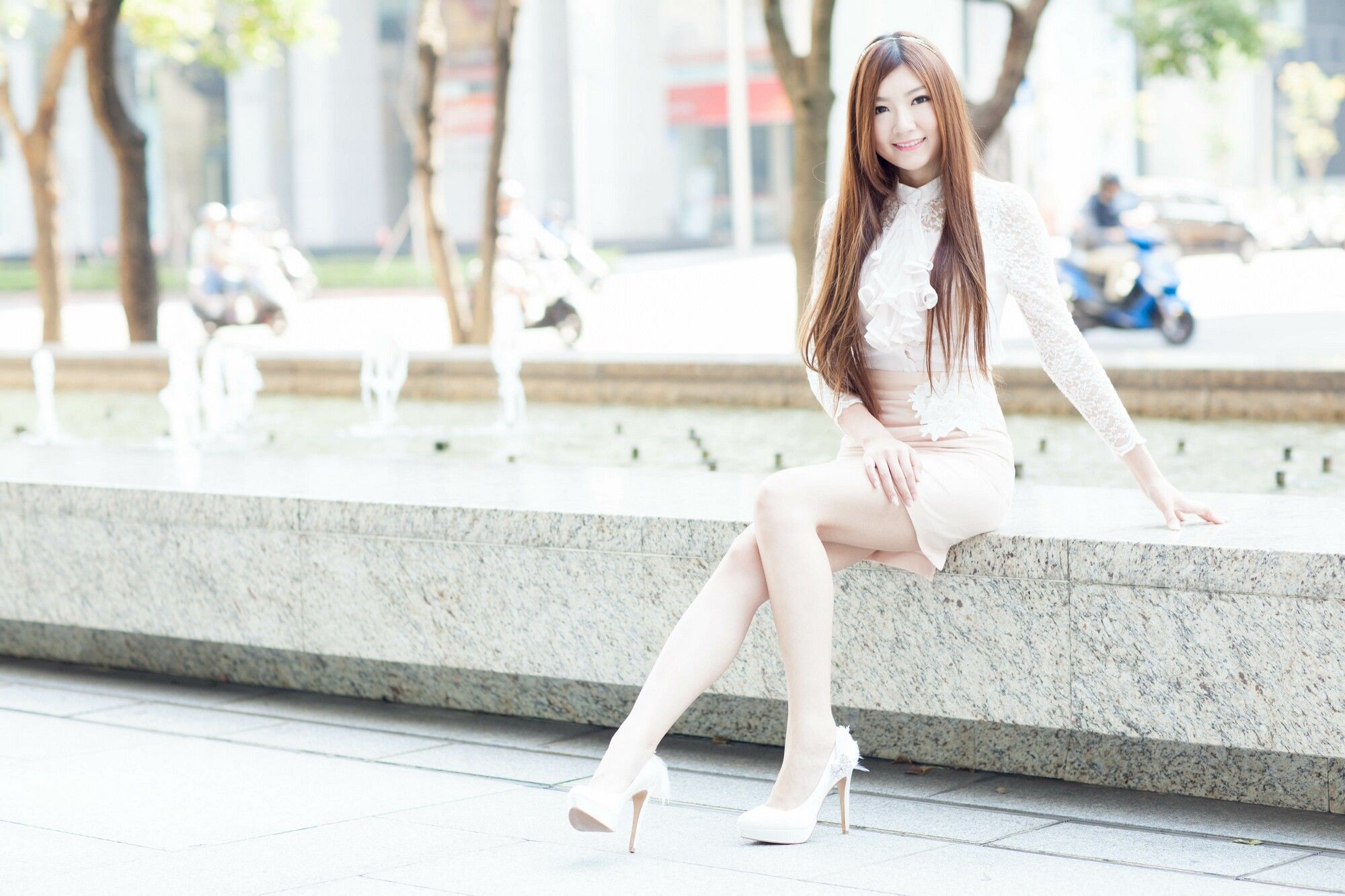 [台湾正妹] Michelle小羽《信義區街拍 蕾丝+包臀短裙》