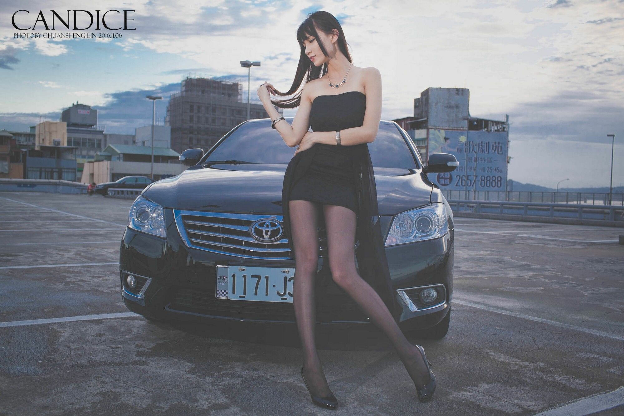 [台湾嫩模] 蔡译心Candice《车外拍》