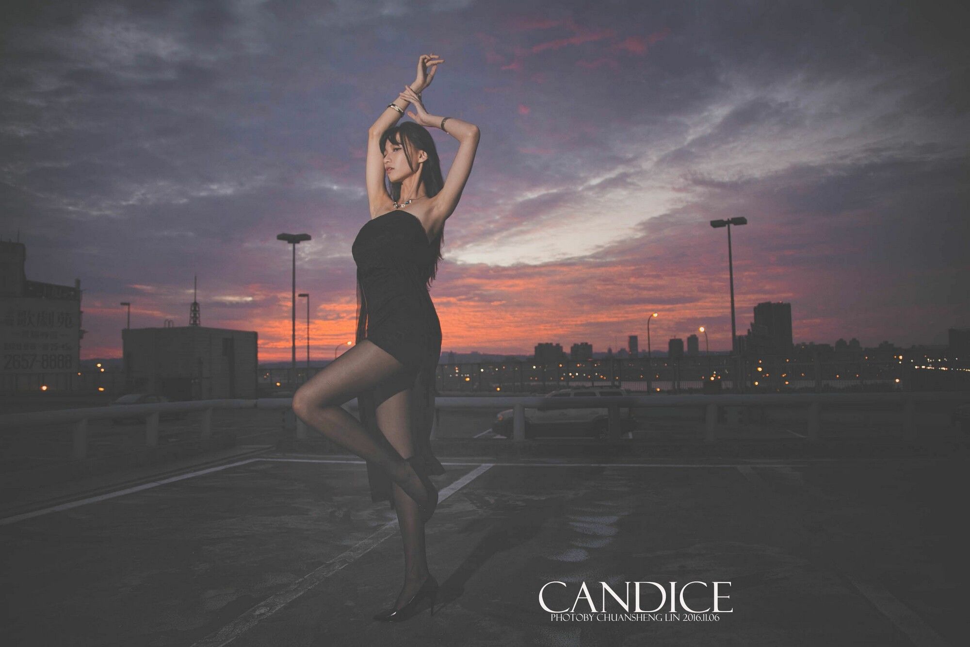 [台湾嫩模] 蔡译心Candice《车外拍》