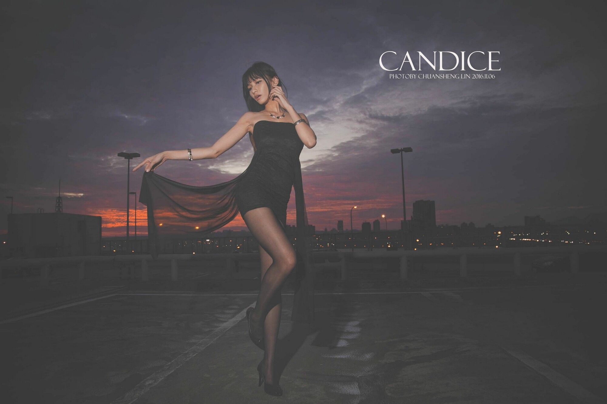 [台湾嫩模] 蔡译心Candice《车外拍》