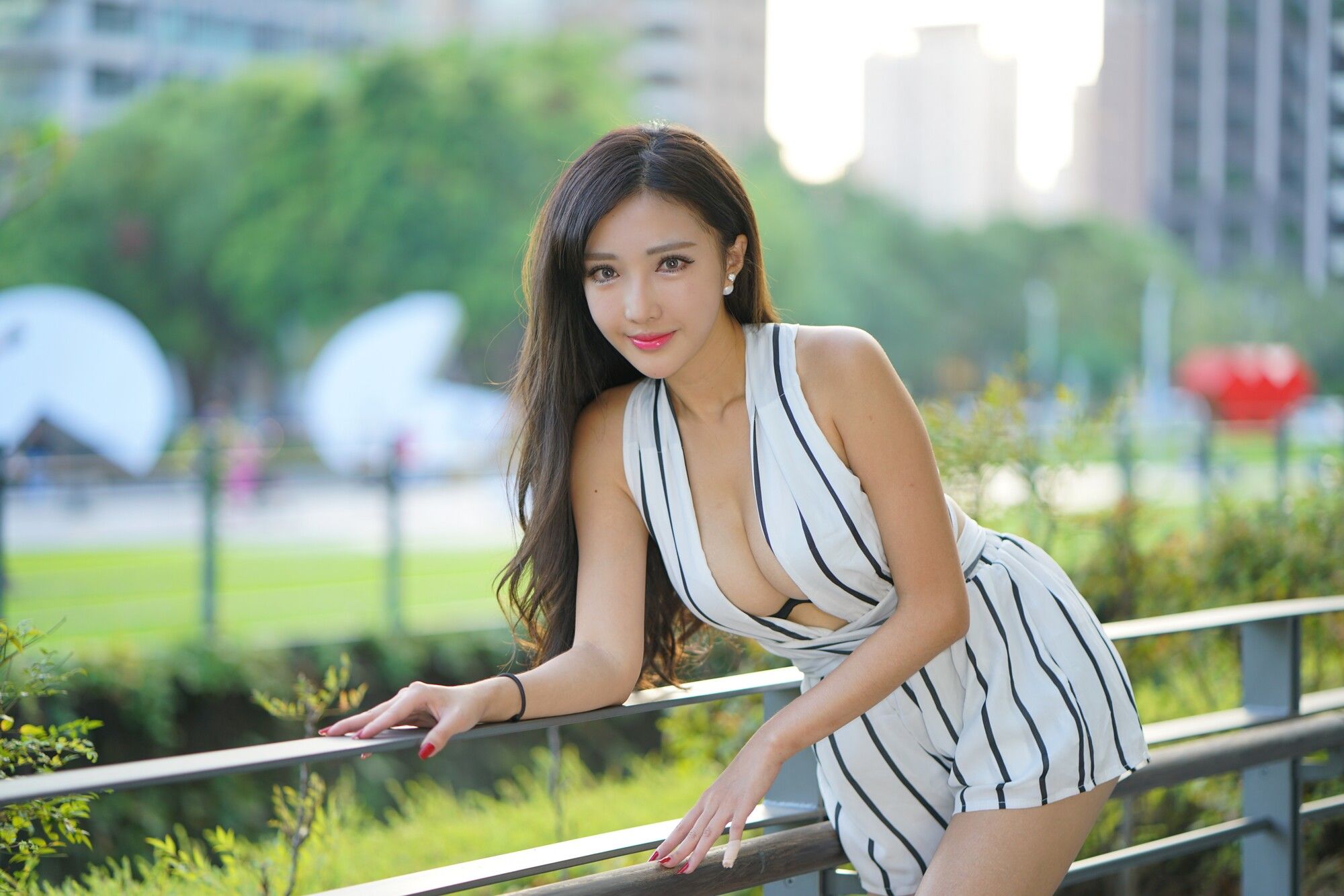 [台湾正妹] 赵芸Syuan《台中美術館》性感街拍