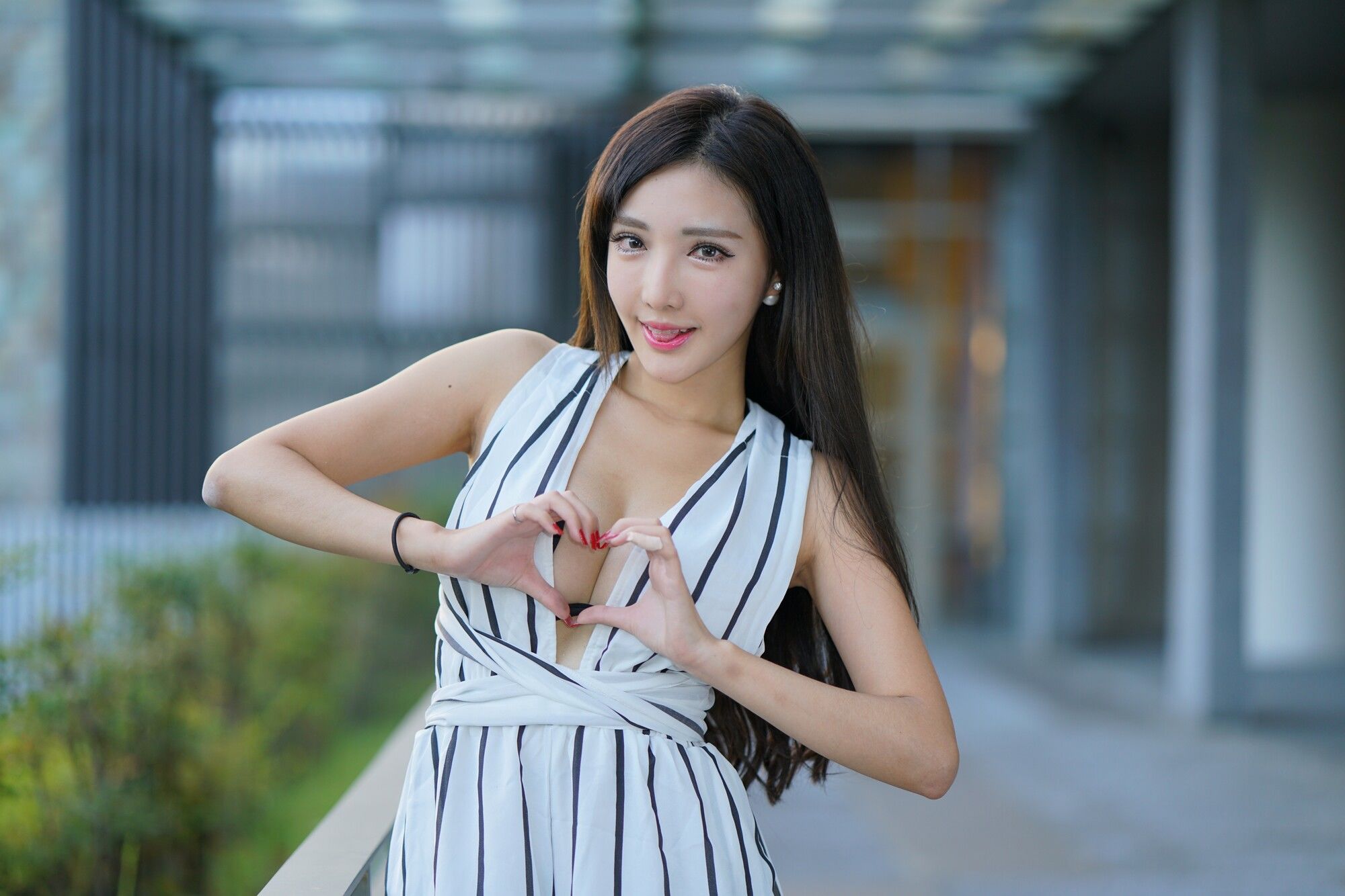 [台湾正妹] 赵芸Syuan《台中美術館》性感街拍