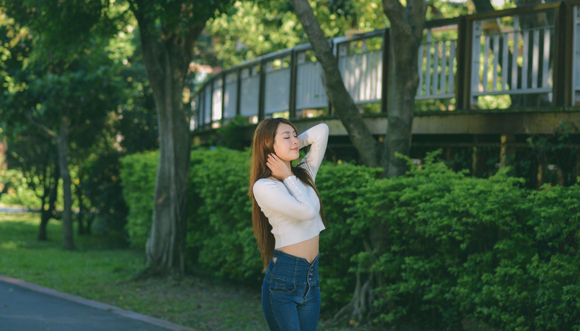 [台湾嫩模] 夏晴Miso《公园牛仔紧身裤美腿》