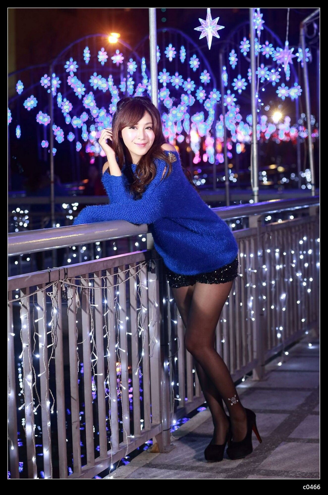 [台湾正妹] 夏晴Miso《圣诞夜黑丝街拍》
