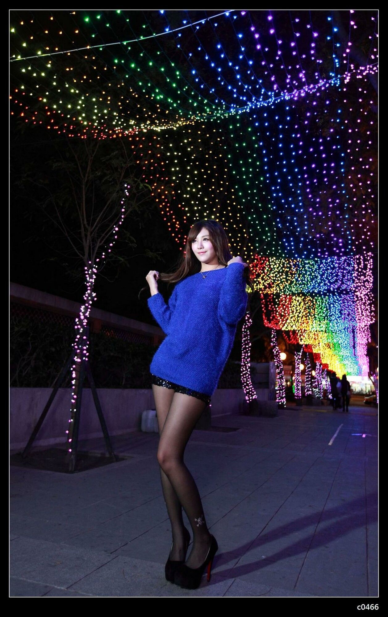 [台湾正妹] 夏晴Miso《圣诞夜黑丝街拍》