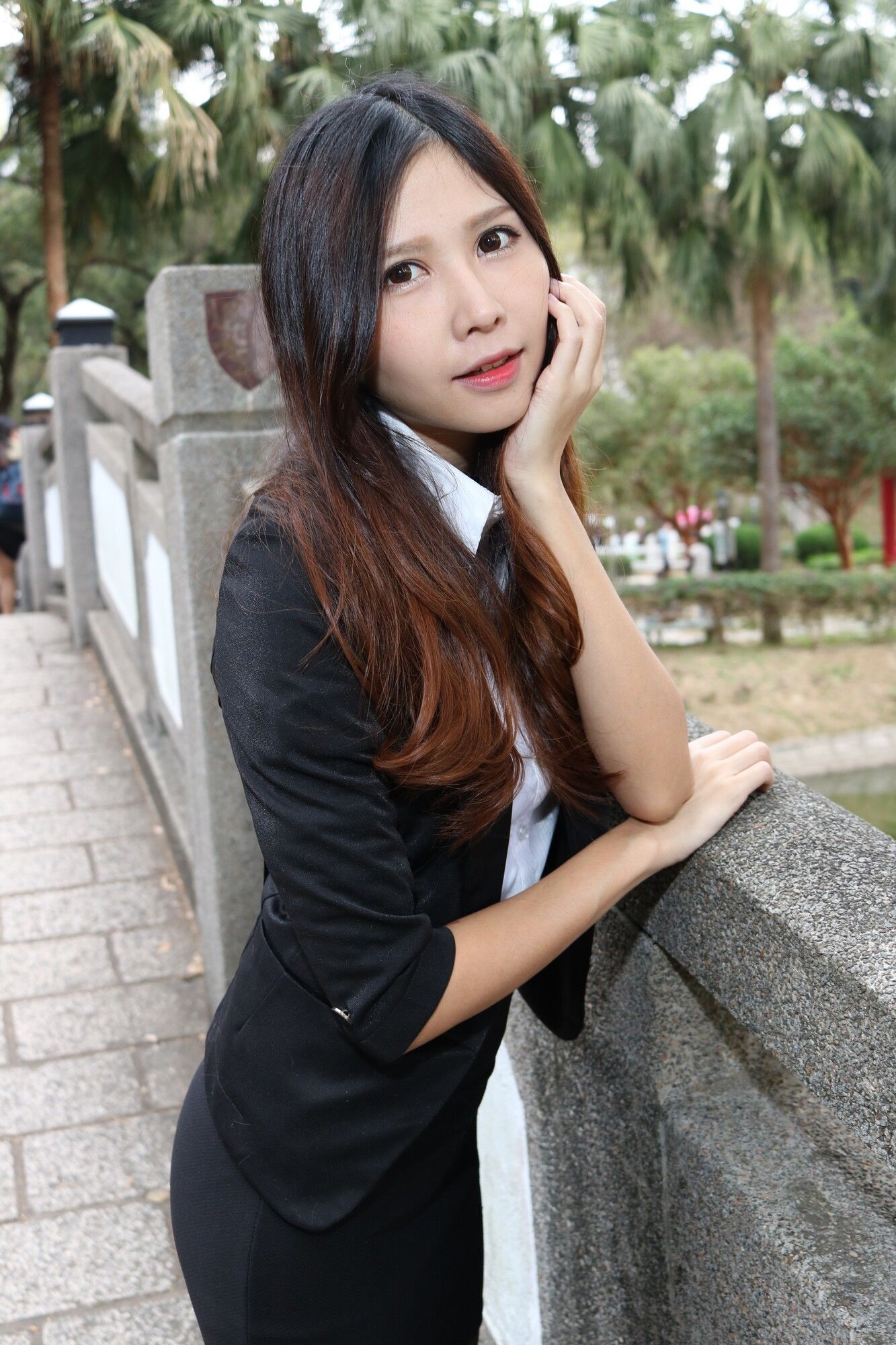 [台湾嫩模] Zooey《中文大學OL黑絲美腿》