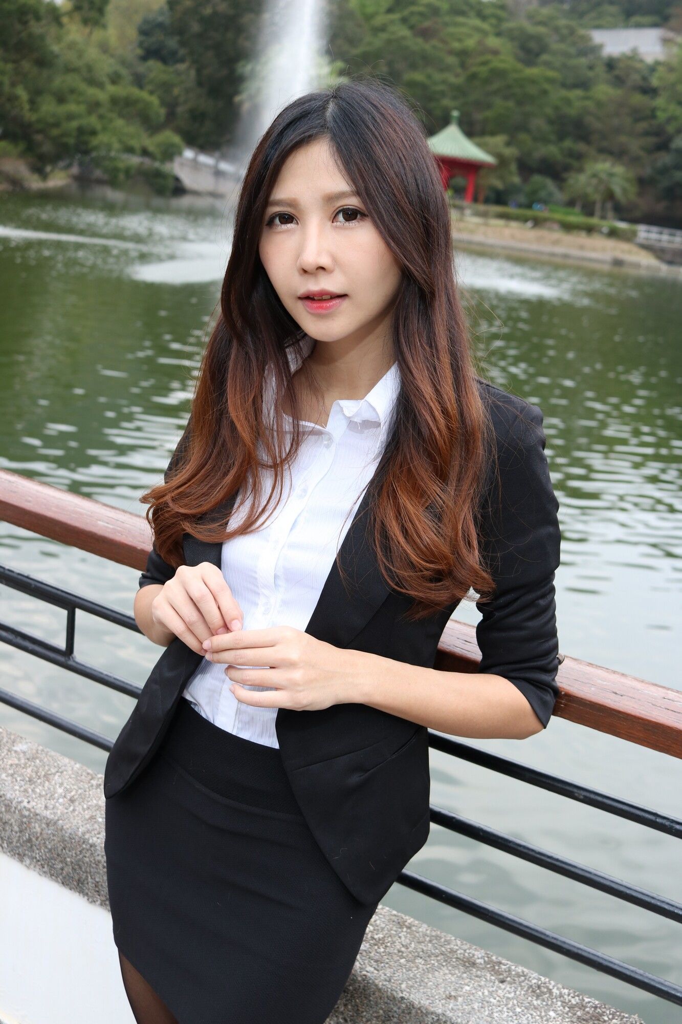 [台湾嫩模] Zooey《中文大學OL黑絲美腿》