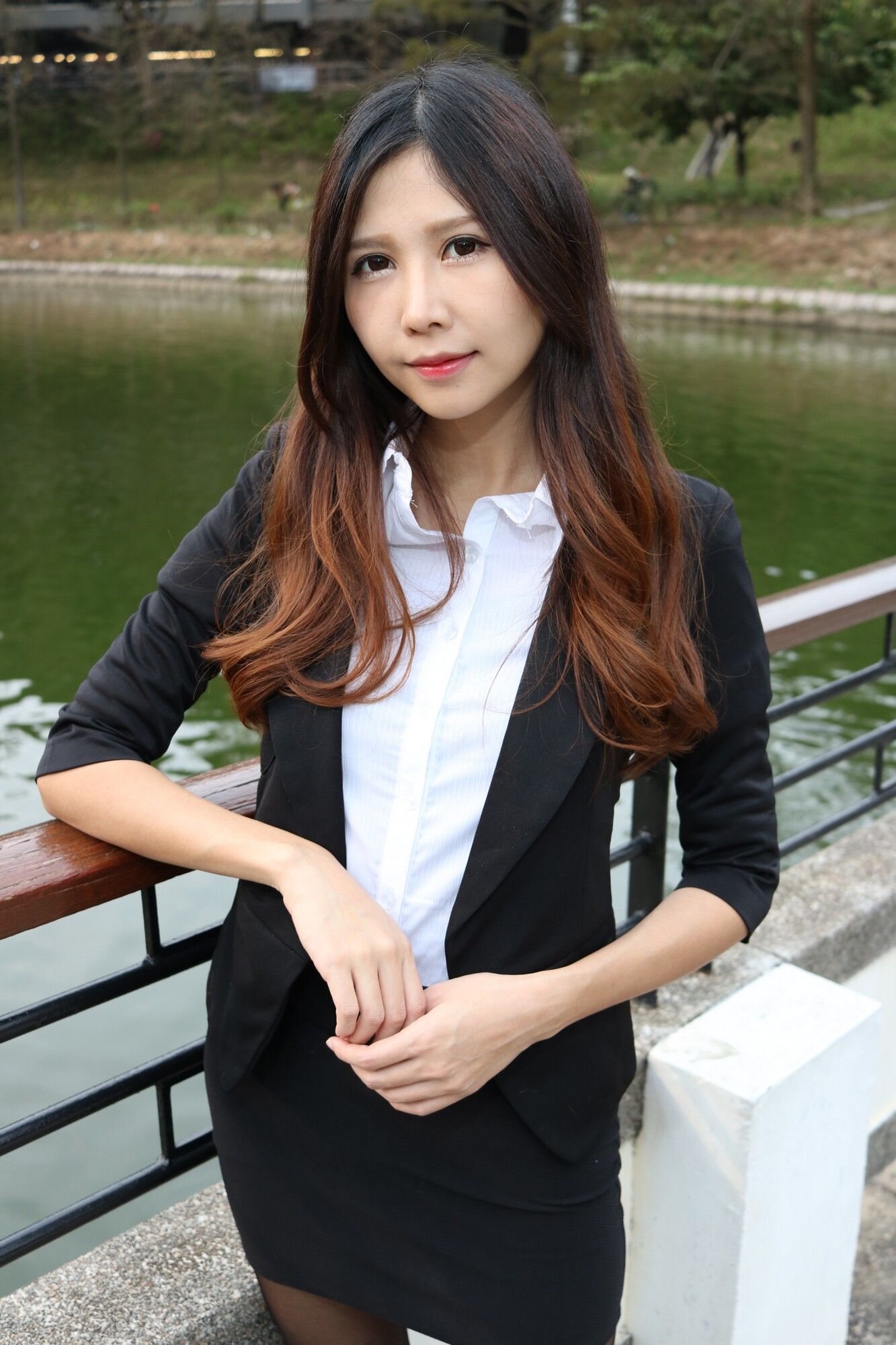 [台湾嫩模] Zooey《中文大學OL黑絲美腿》