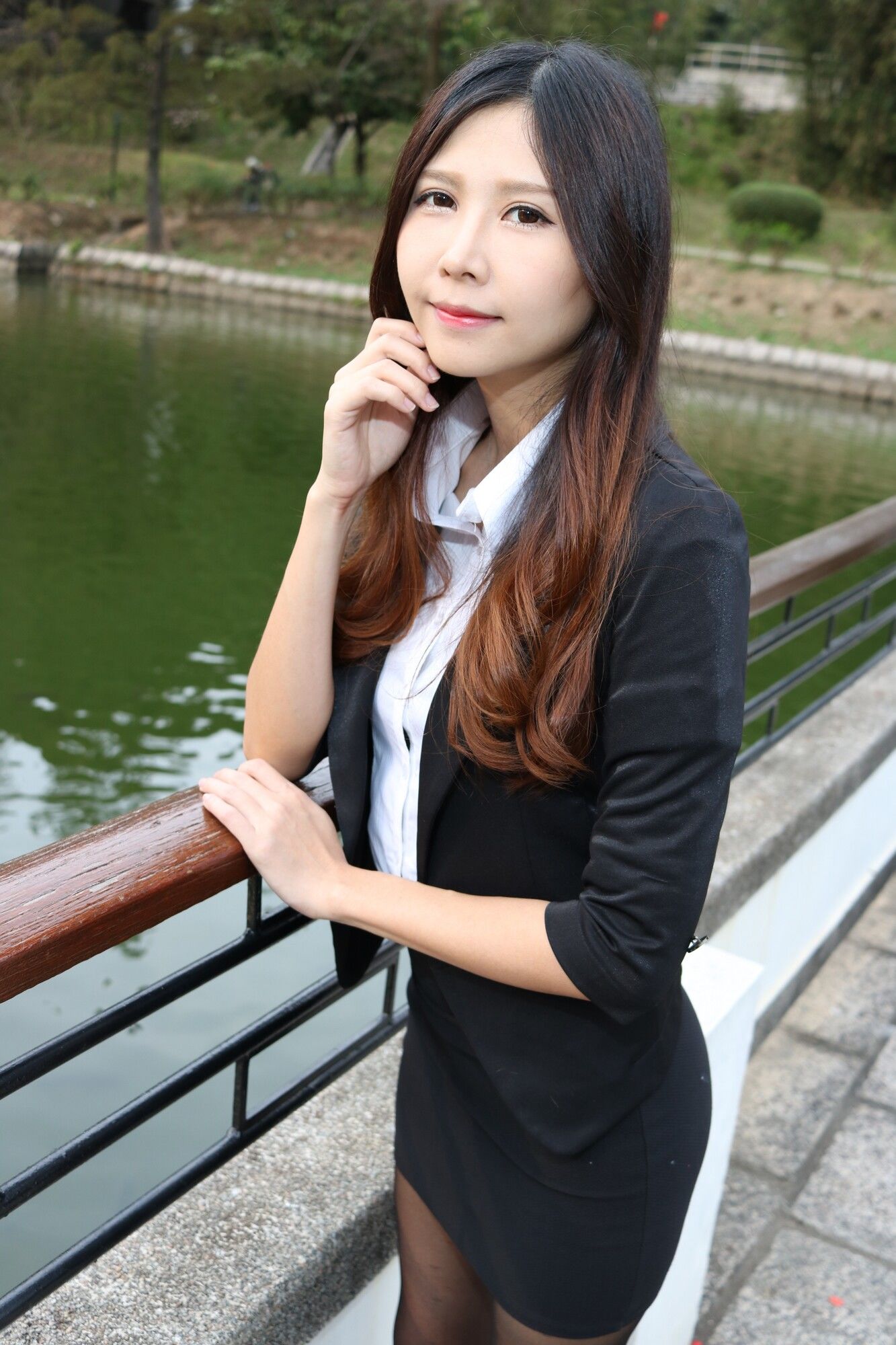 [台湾嫩模] Zooey《中文大學OL黑絲美腿》