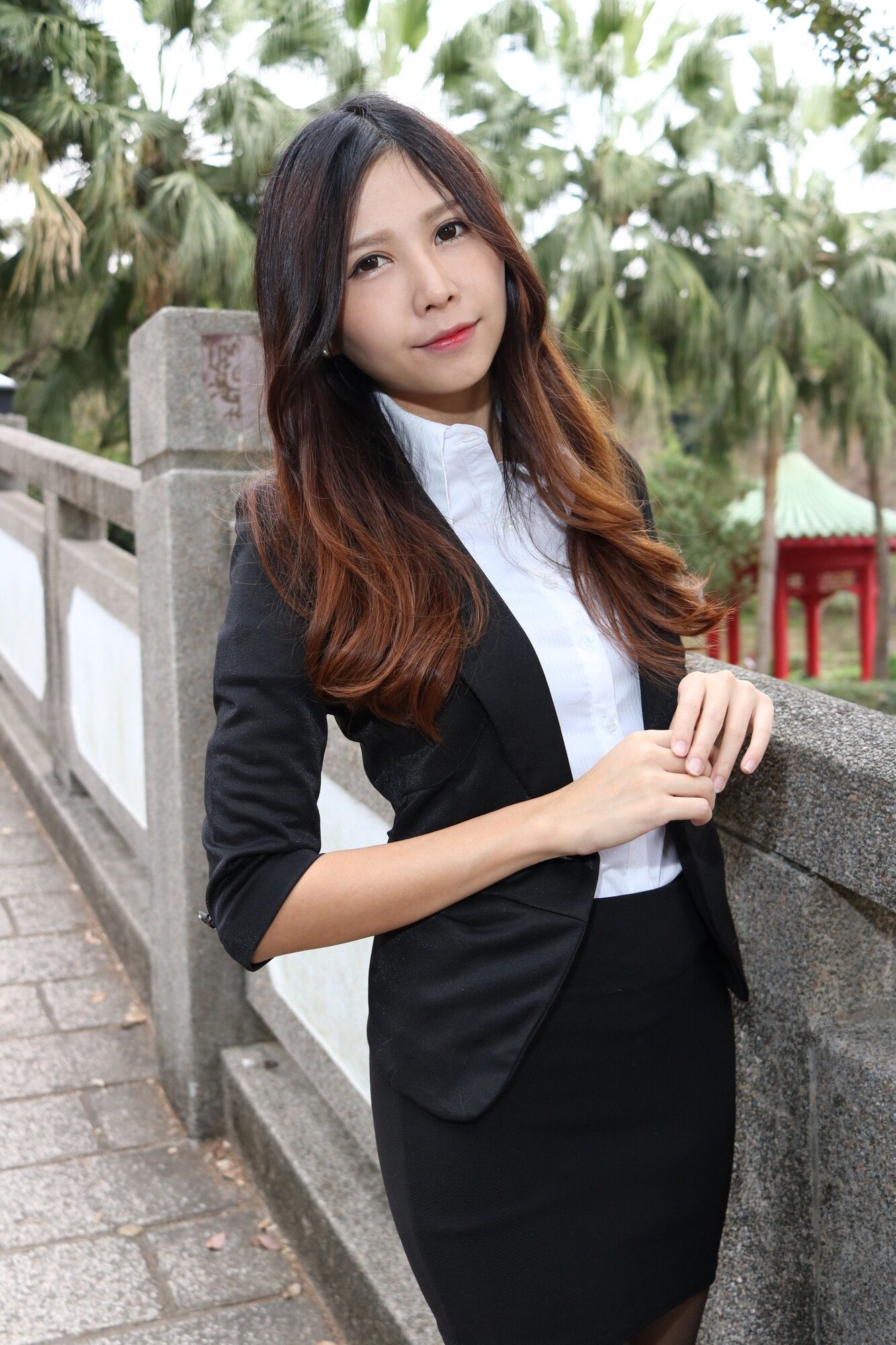 [台湾嫩模] Zooey《中文大學OL黑絲美腿》