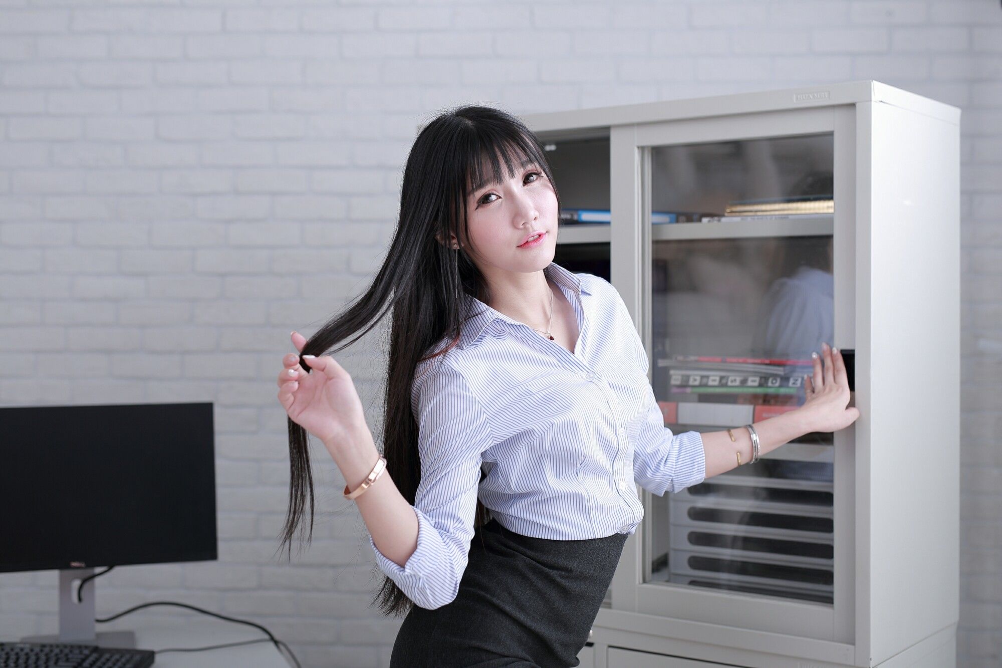 [台湾女神] 乔乔儿 - 吊带黑丝娇俏OL