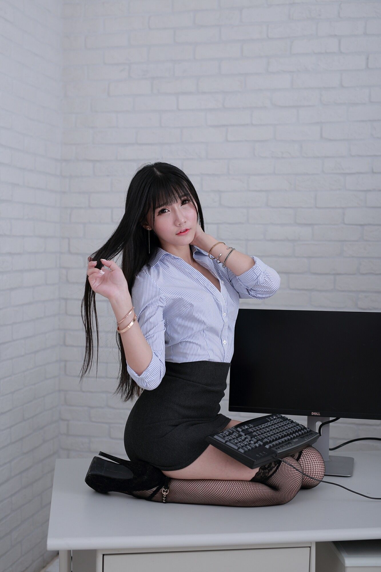 [台湾女神] 乔乔儿 - 吊带黑丝娇俏OL