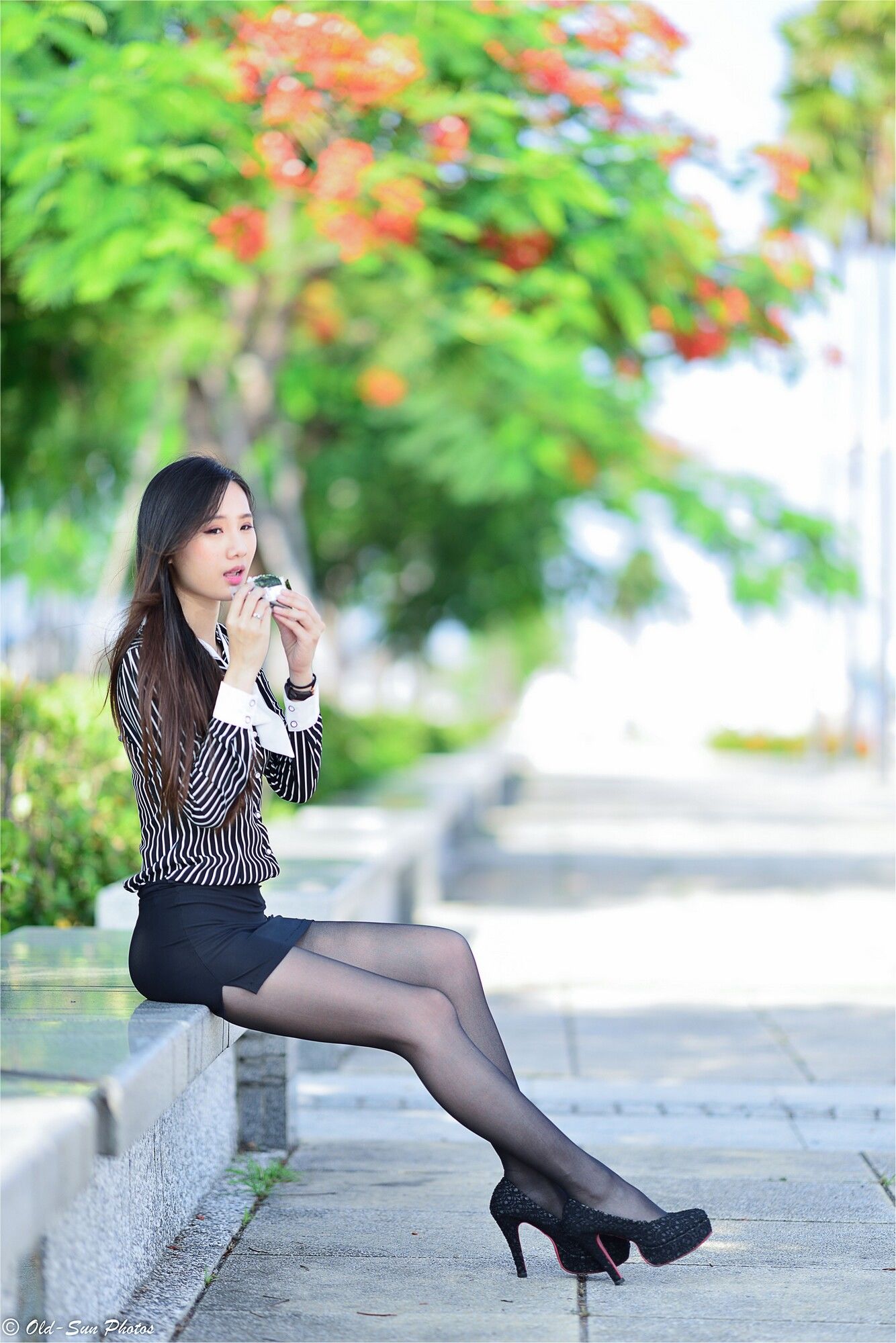 [台湾正妹] 张小米 - 黑丝OL女郎外拍