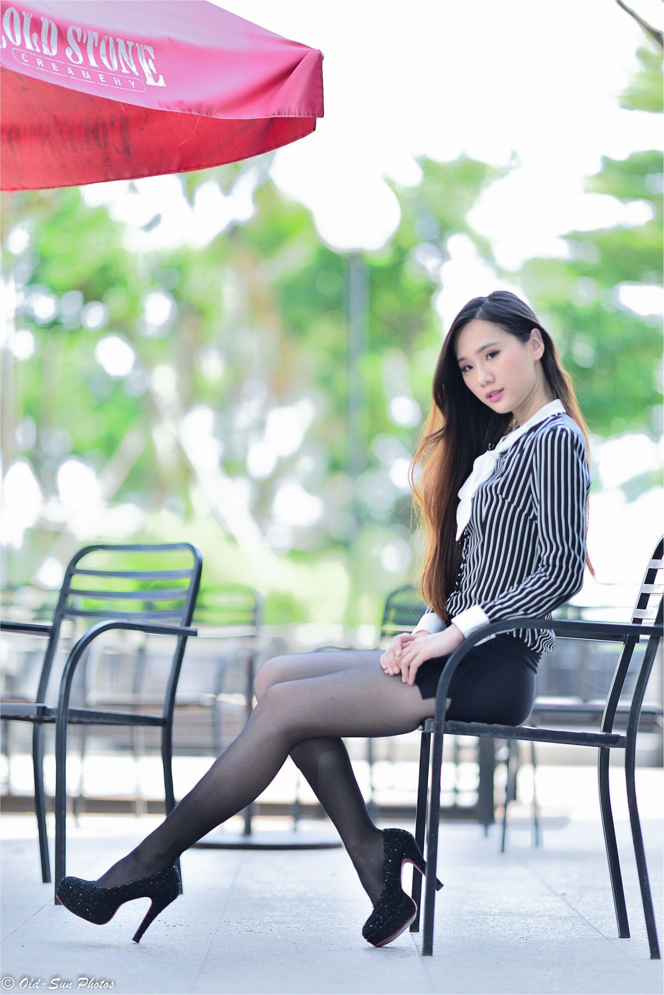 [台湾正妹] 张小米 - 黑丝OL女郎外拍