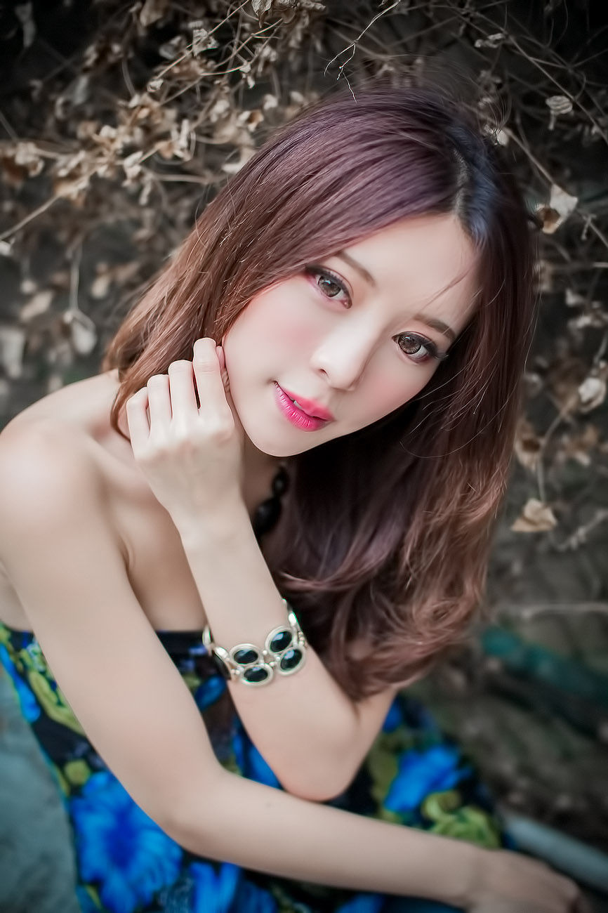 [台湾正妹] 大眼正妹张齐郡《炫彩外拍》