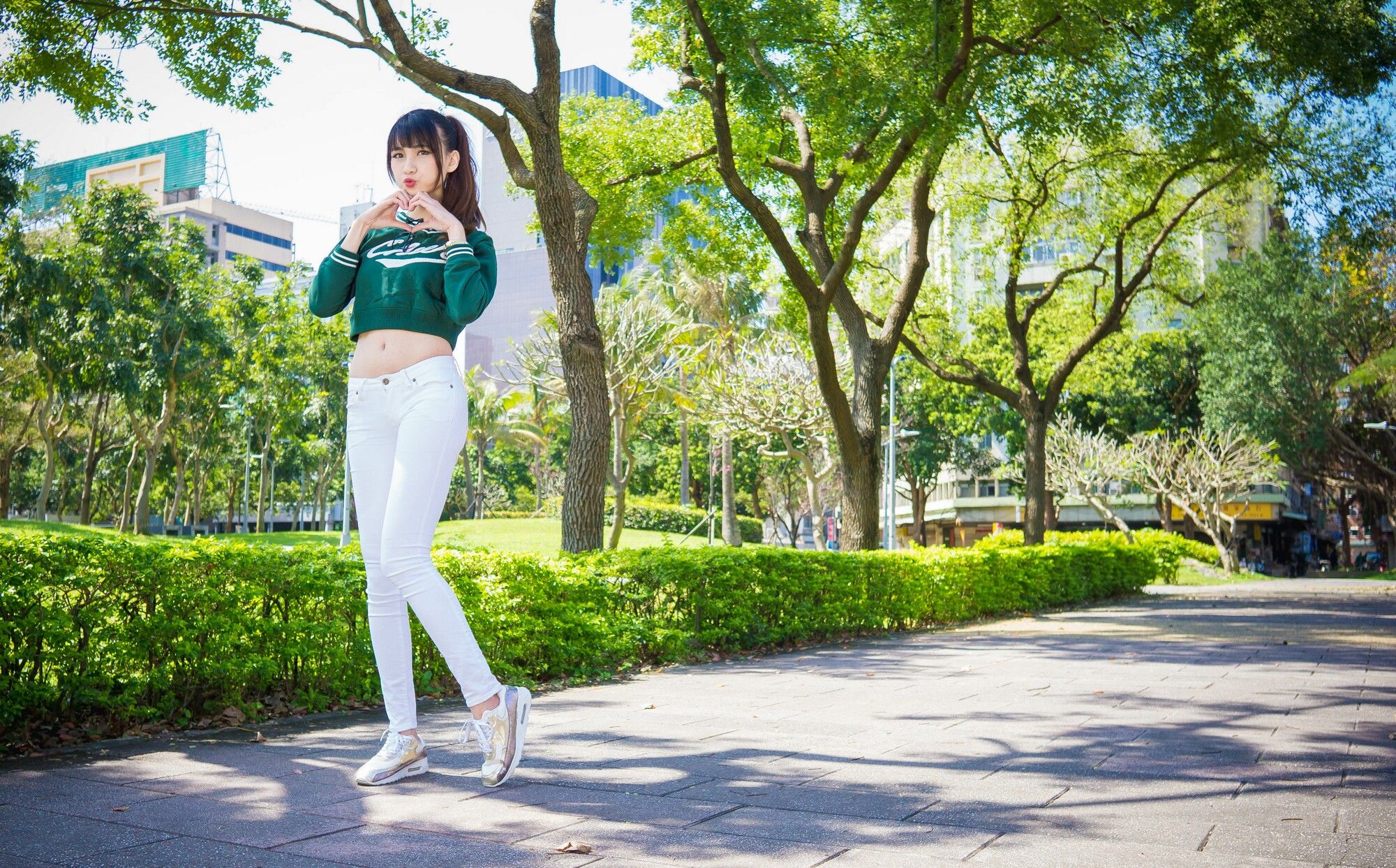 [台湾正妹] 蔡译心Candice《信义商区+東區+華山文創+中山區外拍》