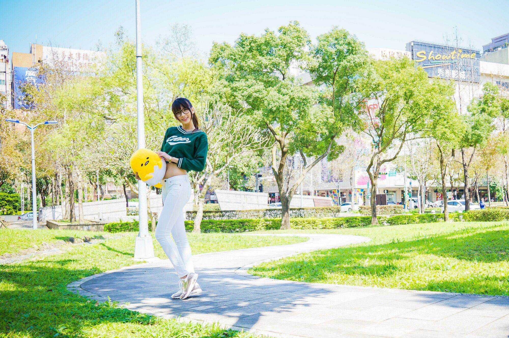 [台湾正妹] 蔡译心Candice《信义商区+東區+華山文創+中山區外拍》