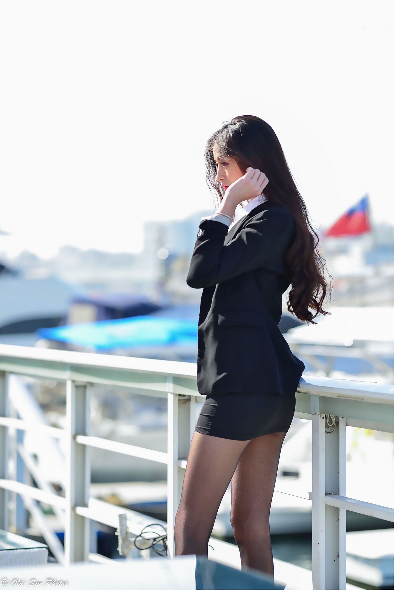[台湾女神] 小梵《展覽館旁OL街拍》