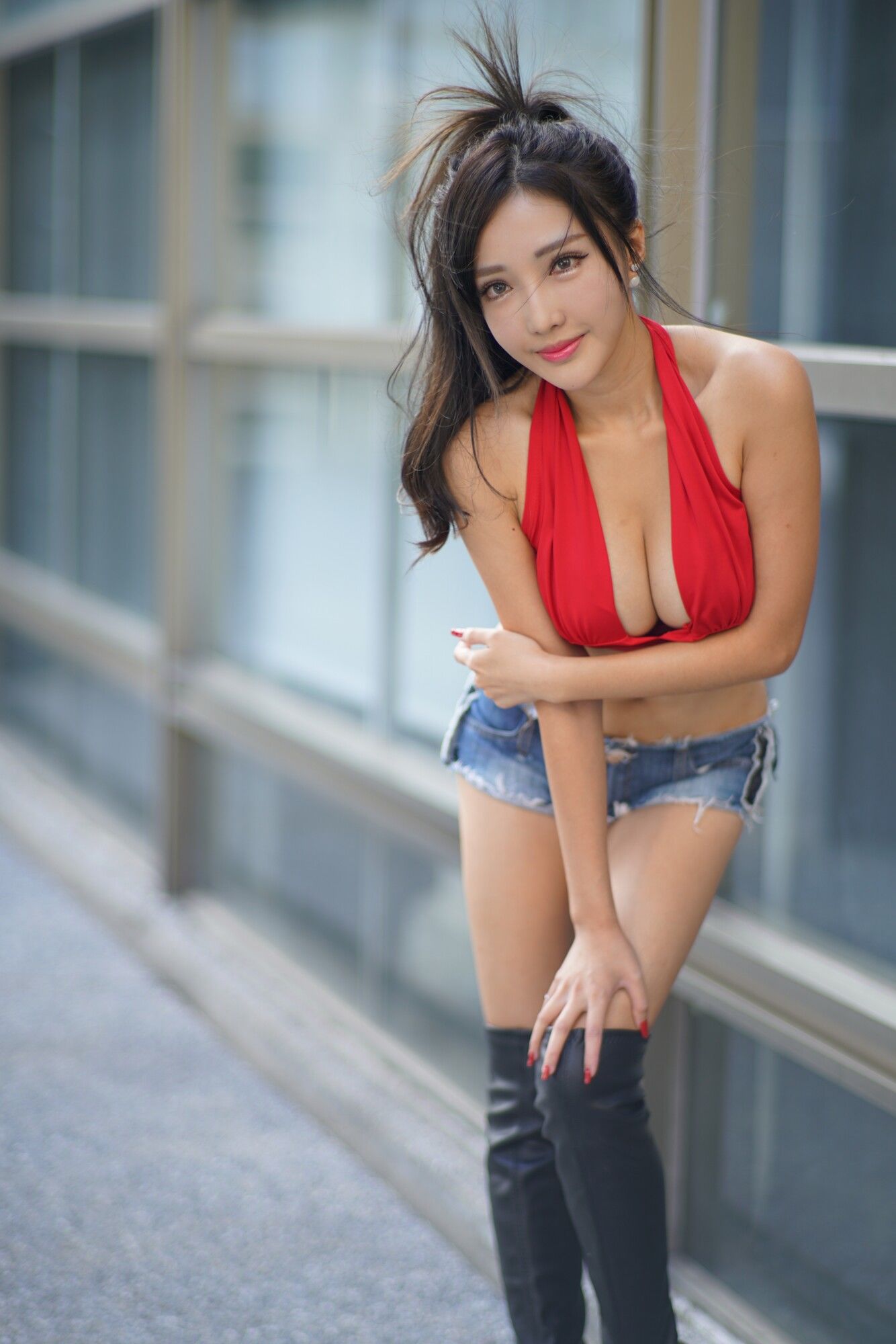 [台湾女神] 赵芸Syuan《台中美術館》牛仔长靴街拍
