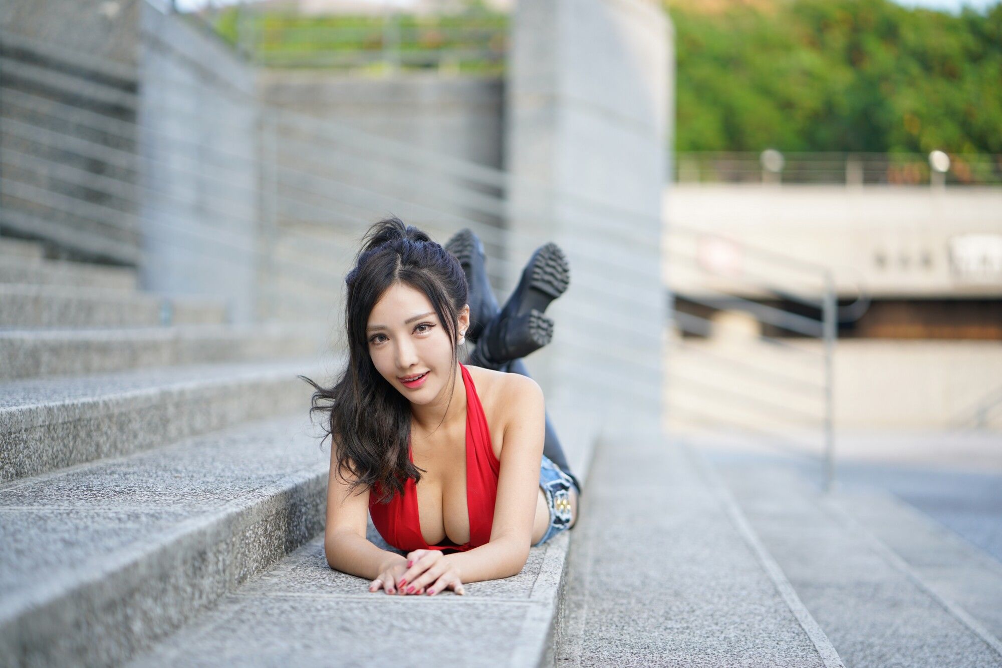 [台湾女神] 赵芸Syuan《台中美術館》牛仔长靴街拍