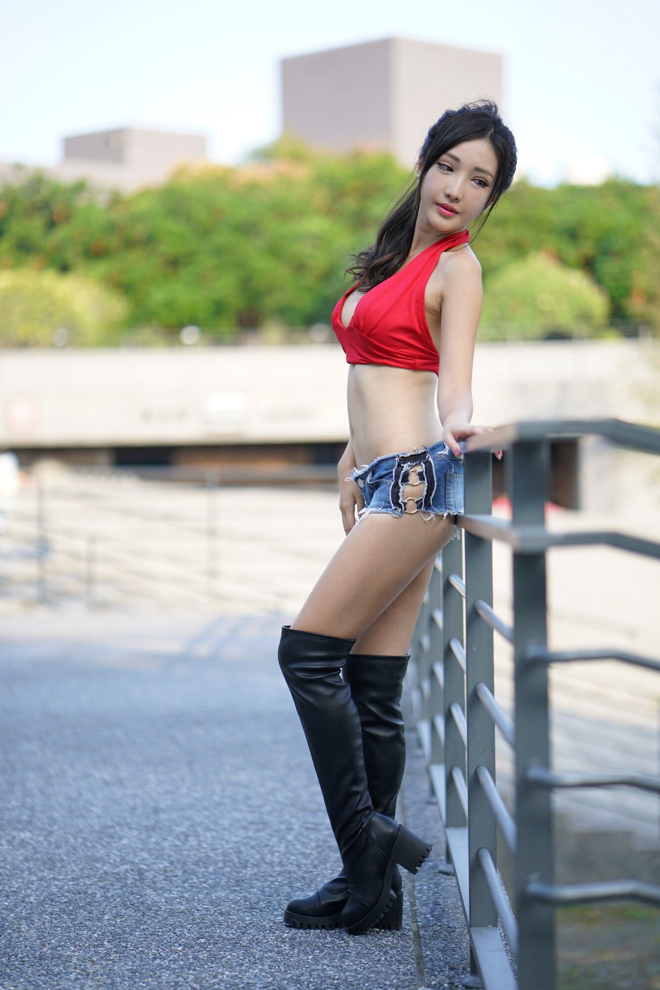 [台湾女神] 赵芸Syuan《台中美術館》牛仔长靴街拍