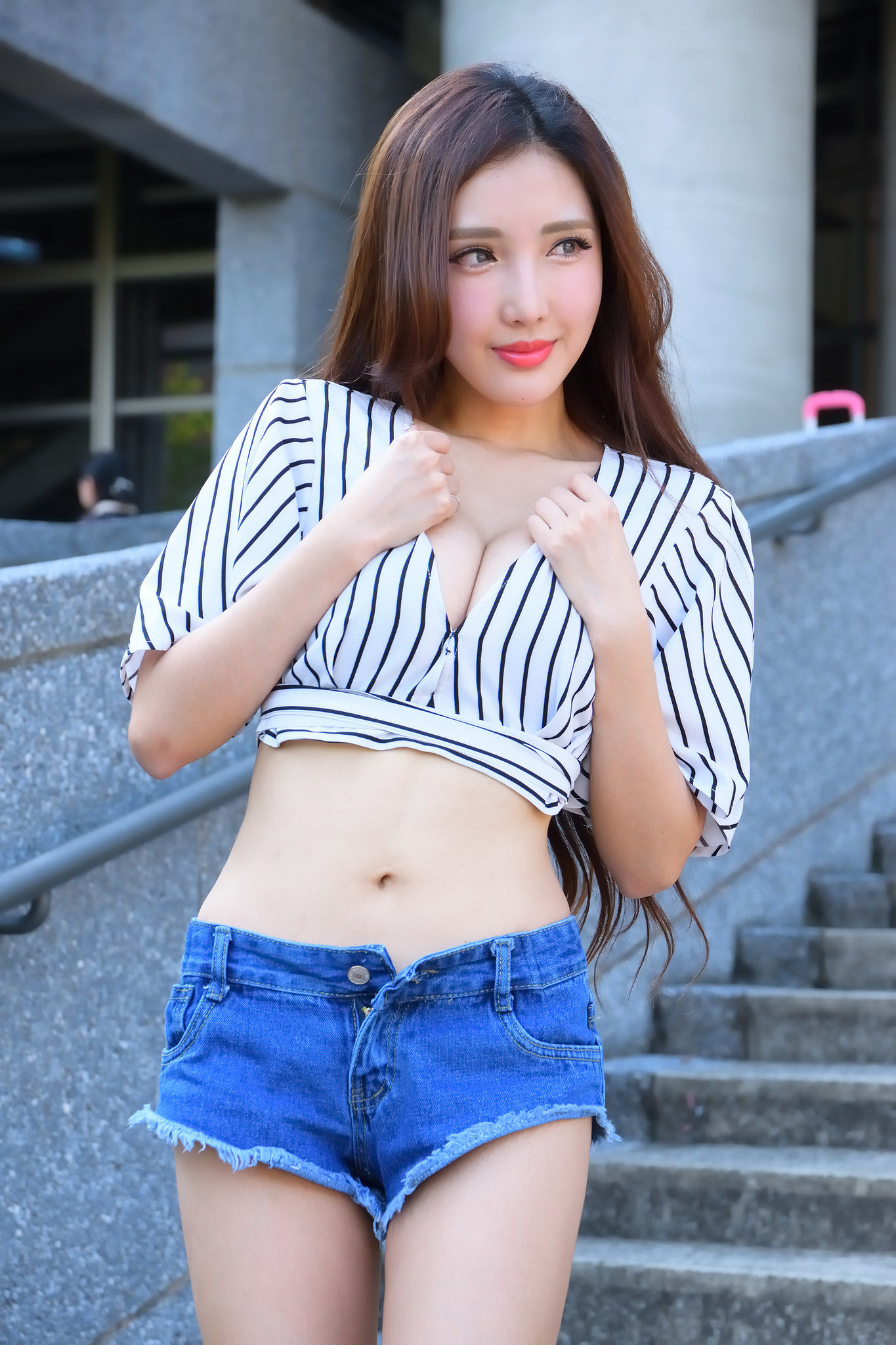 [台湾正妹] 赵芸Syuan《成熟长腿美女街拍》