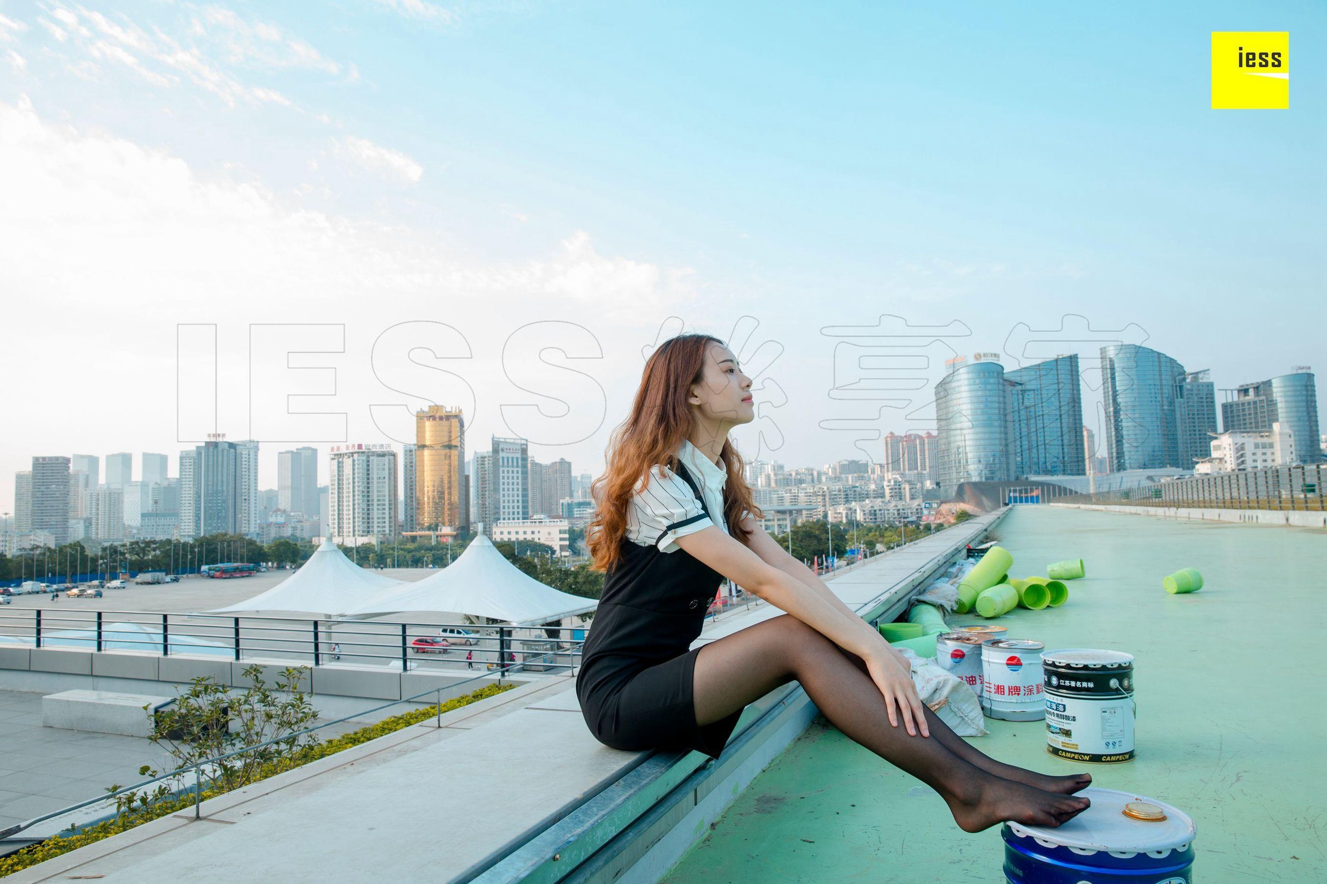 暖暖《快看！楼顶上有个黑丝女》 [异思趣向IESS] 丝享家237