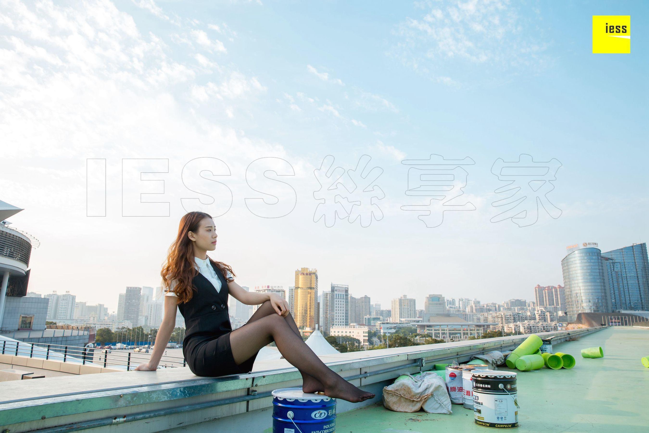 暖暖《快看！楼顶上有个黑丝女》 [异思趣向IESS] 丝享家237