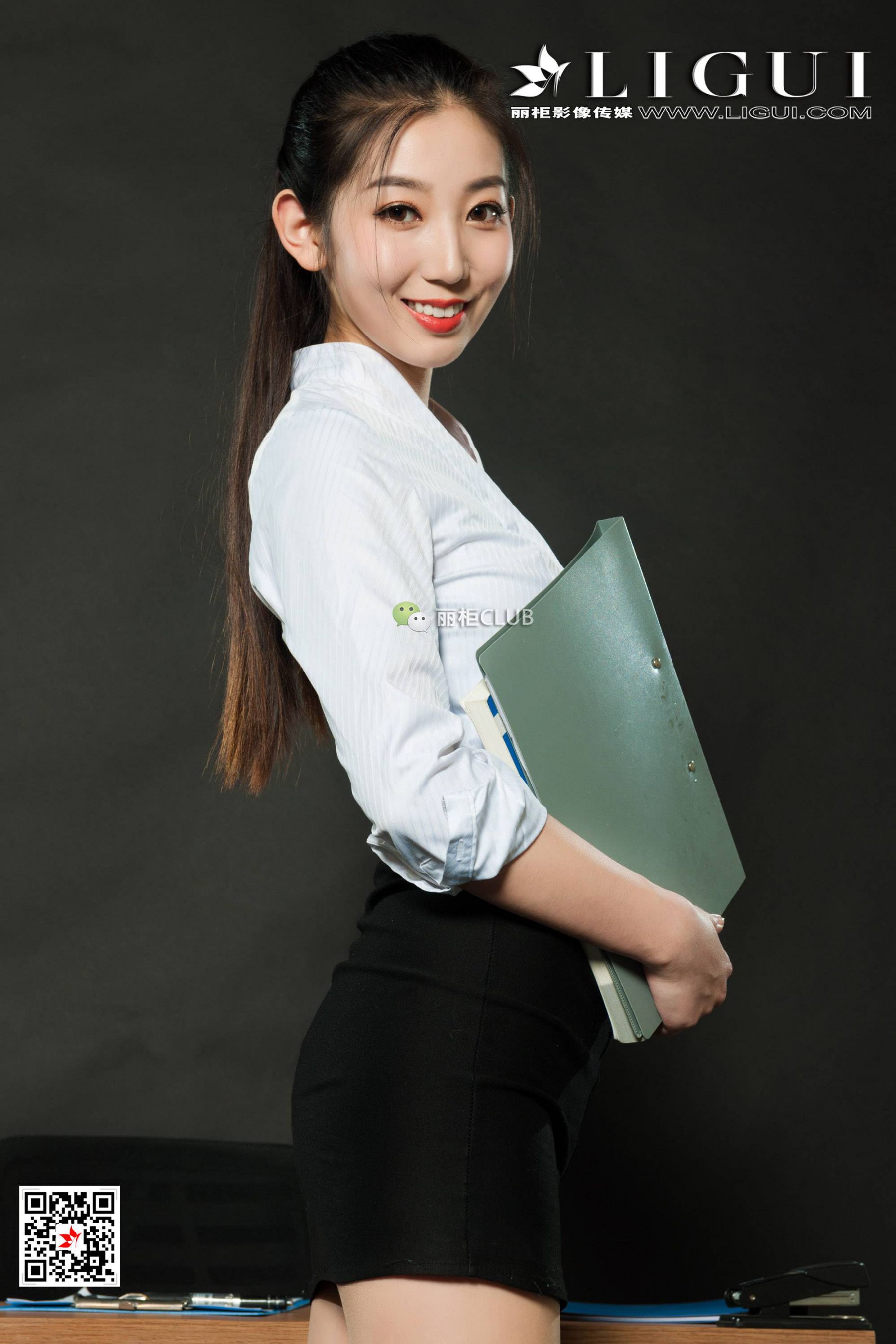 腿模果儿《丝足小秘书》 [丽柜LIGUI] 美腿丝足