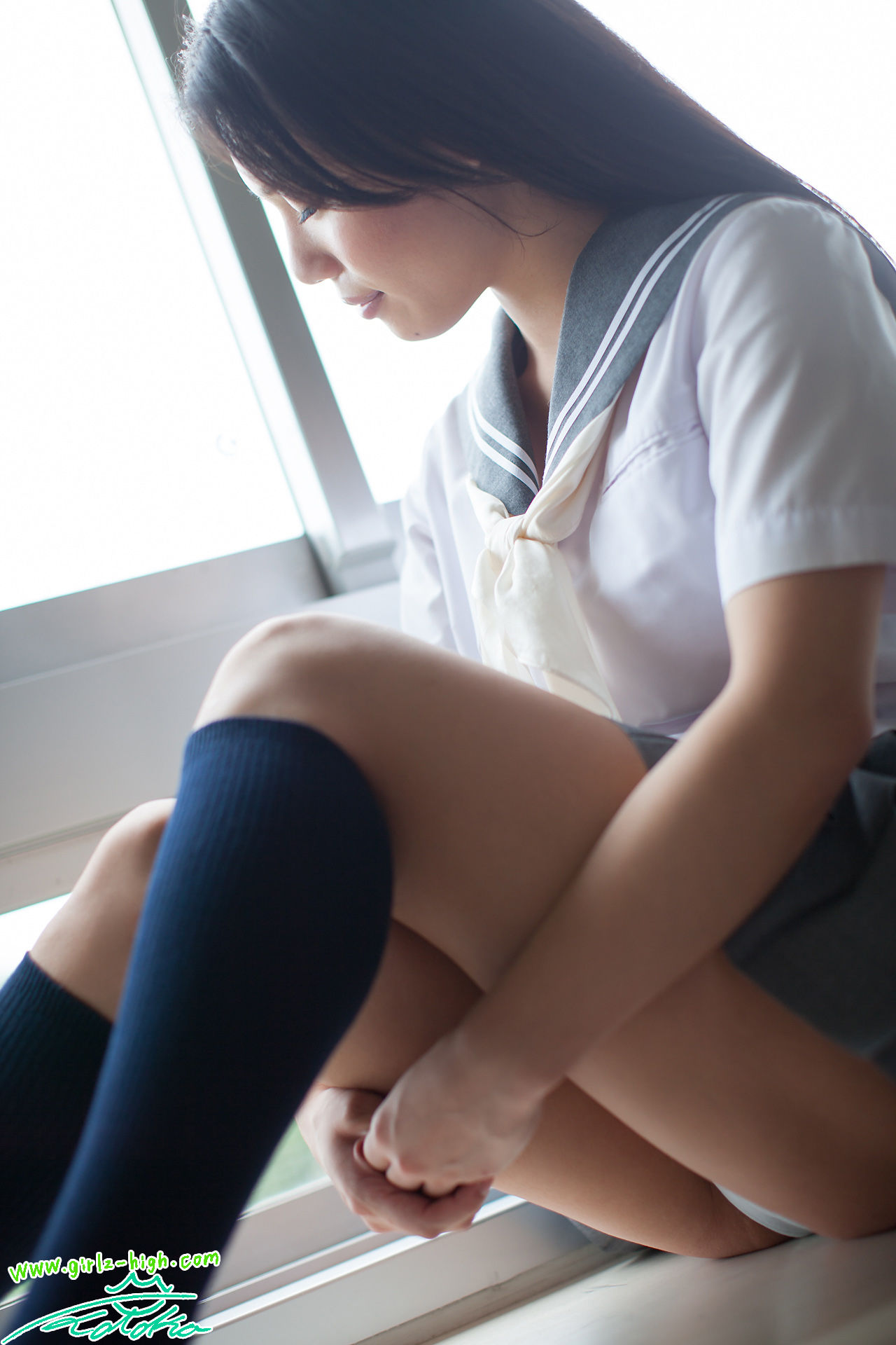 みね琴叶《どこ見てるの？》制服展開ビキニ [Girlz-High]