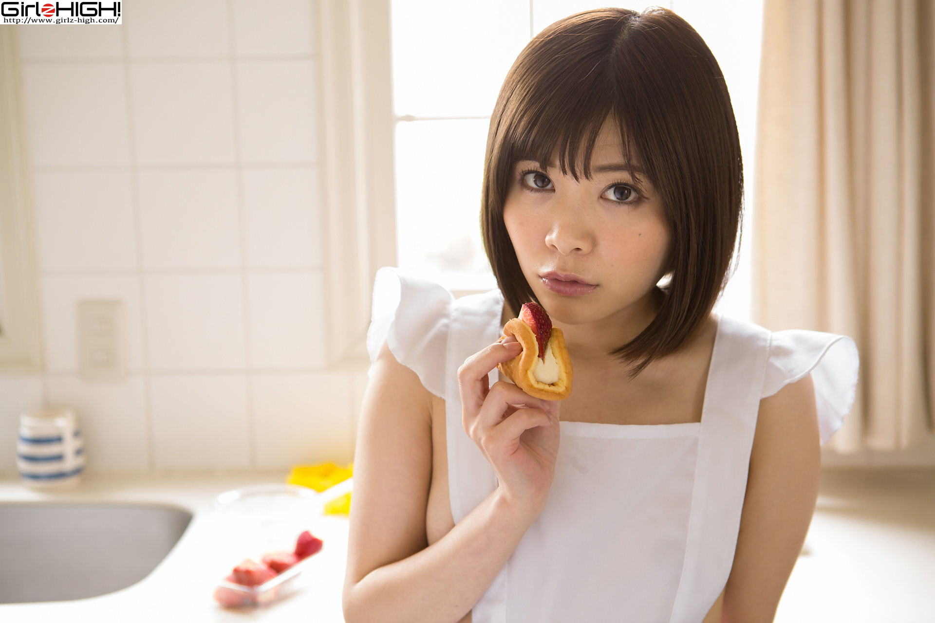 山口里菜子《僕たち（私たち）お尻だ～いすき！》裸エプロン [Girlz-High]