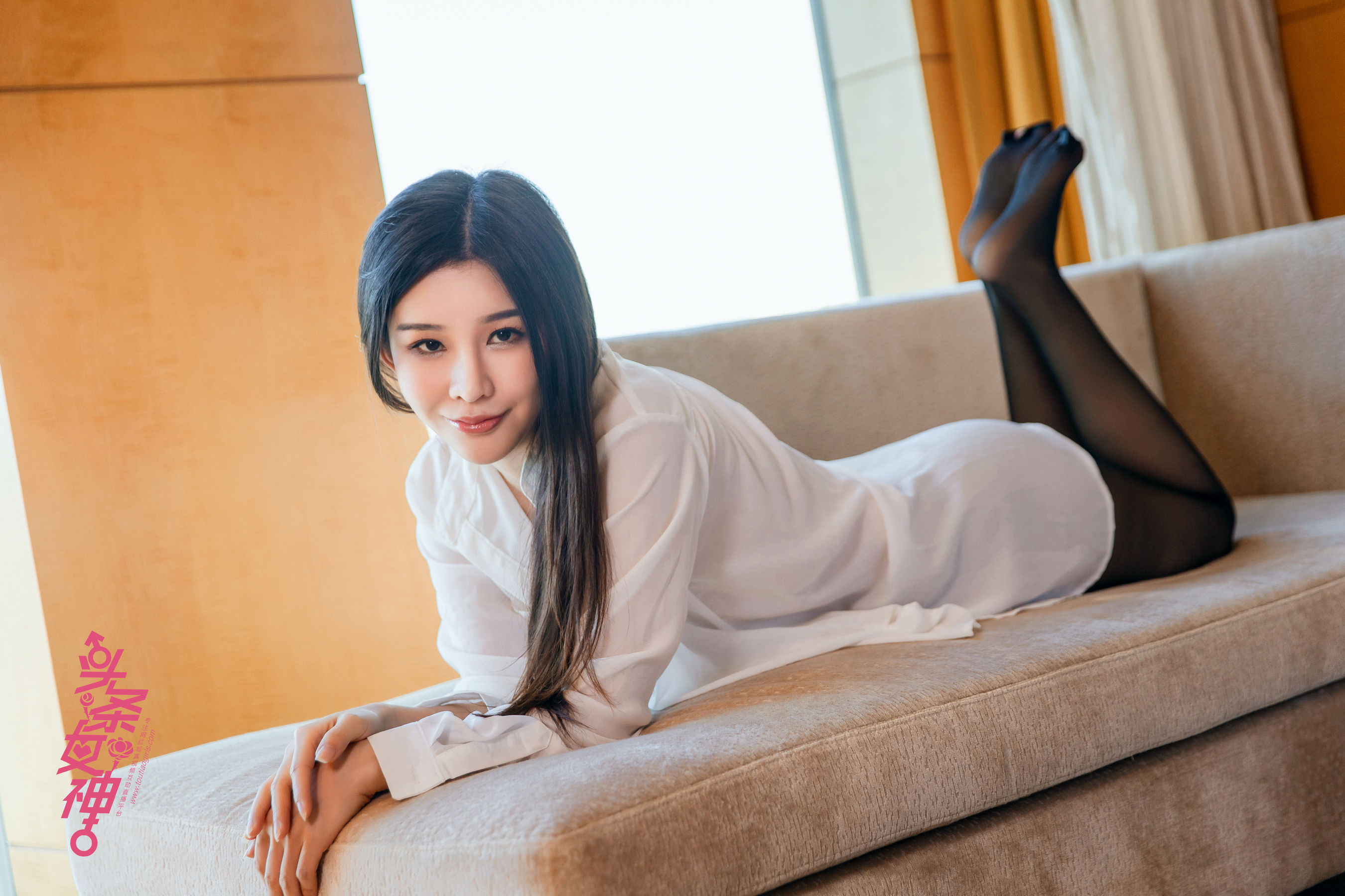 纯小希/萌萌《黑丝LOGO 秀腿可餐》 [头条女神Toutiaogirls]