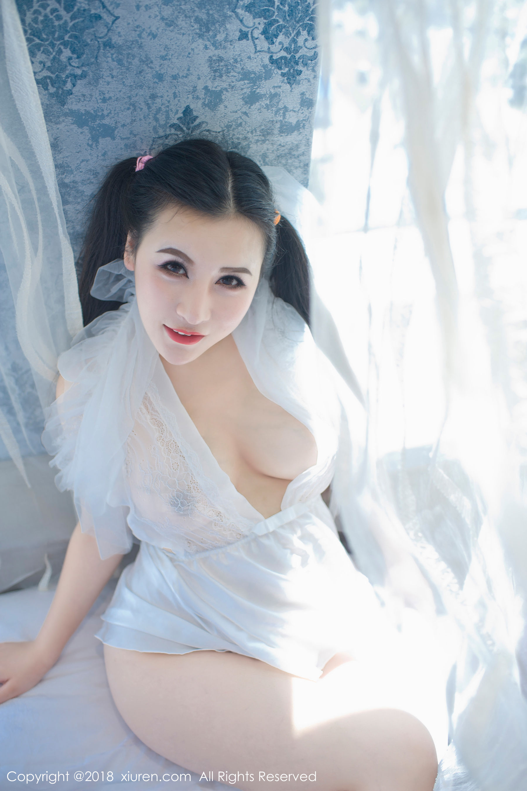 MODEL伊若《蕾丝开胸睡衣和蓝色死库水》 [秀人XIUREN] No.1034
