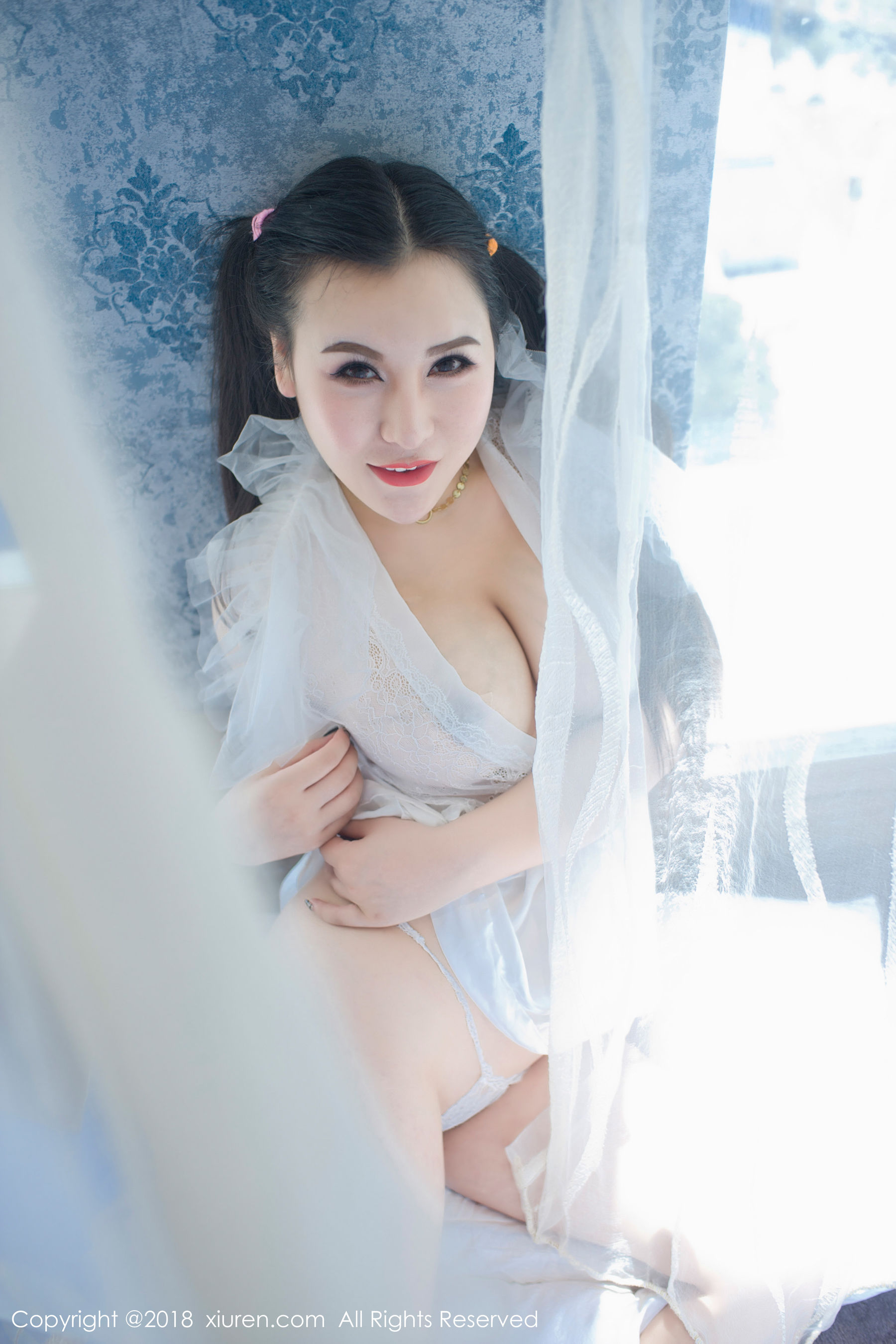 MODEL伊若《蕾丝开胸睡衣和蓝色死库水》 [秀人XIUREN] No.1034
