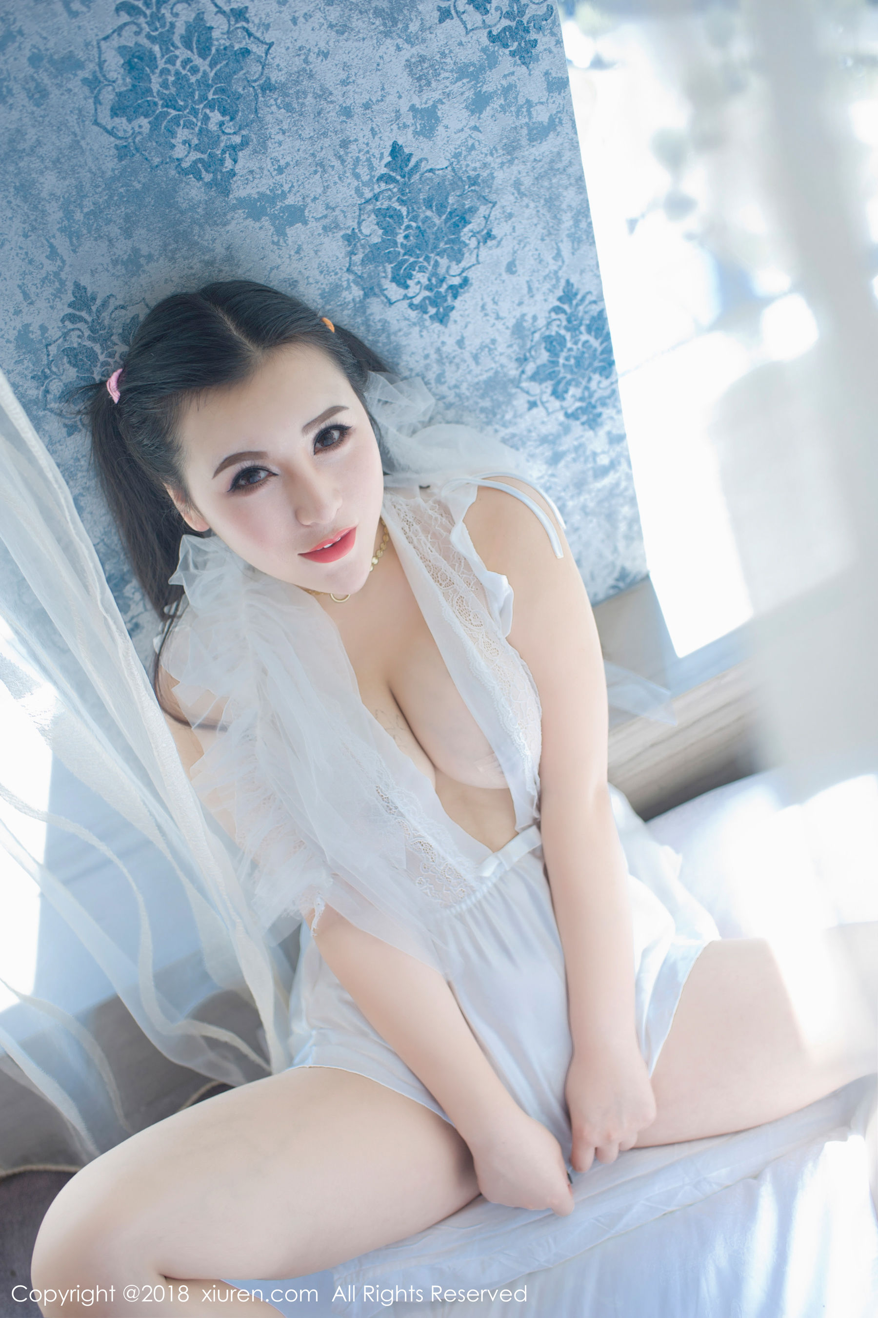 MODEL伊若《蕾丝开胸睡衣和蓝色死库水》 [秀人XIUREN] No.1034