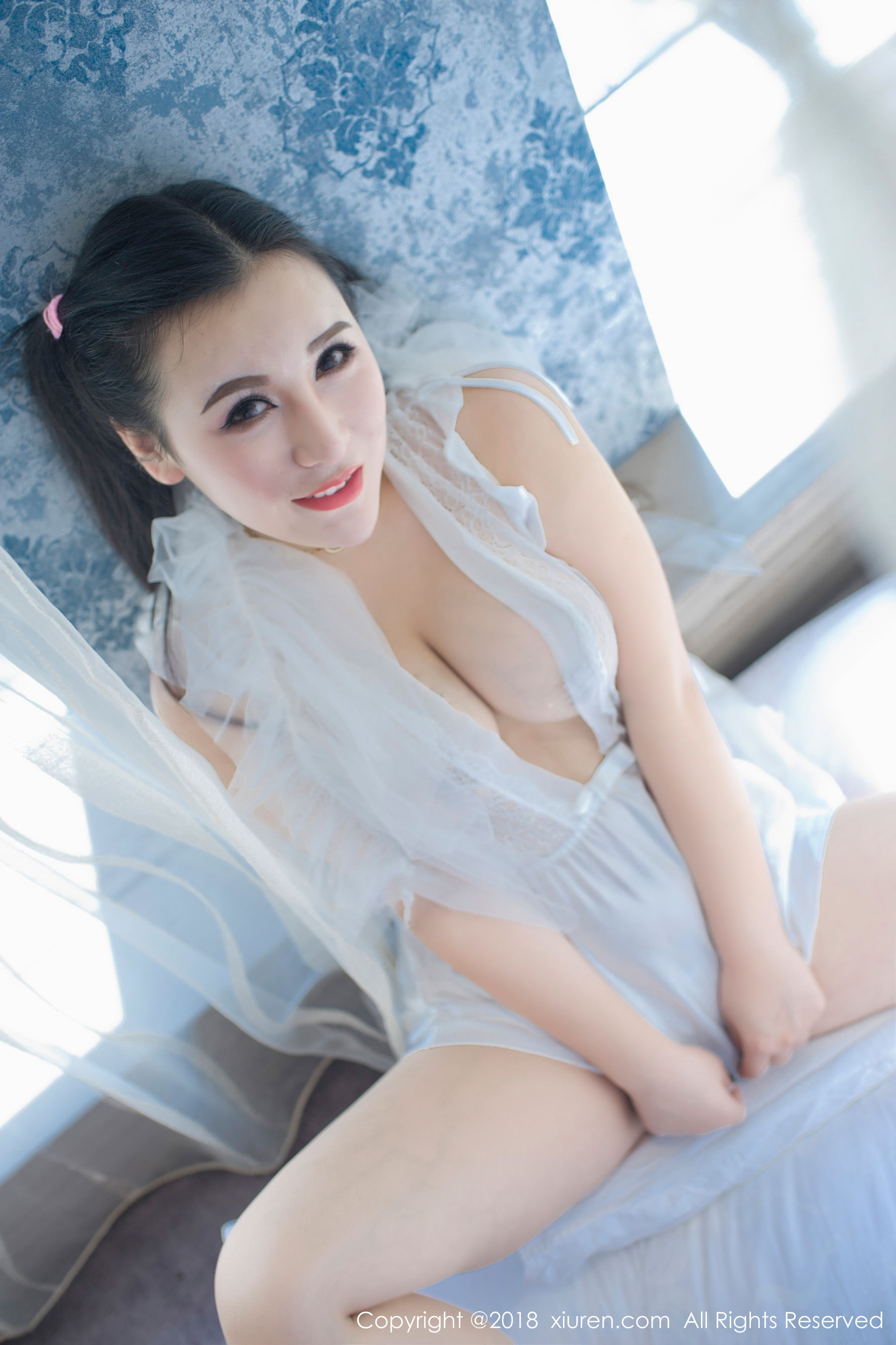 MODEL伊若《蕾丝开胸睡衣和蓝色死库水》 [秀人XIUREN] No.1034